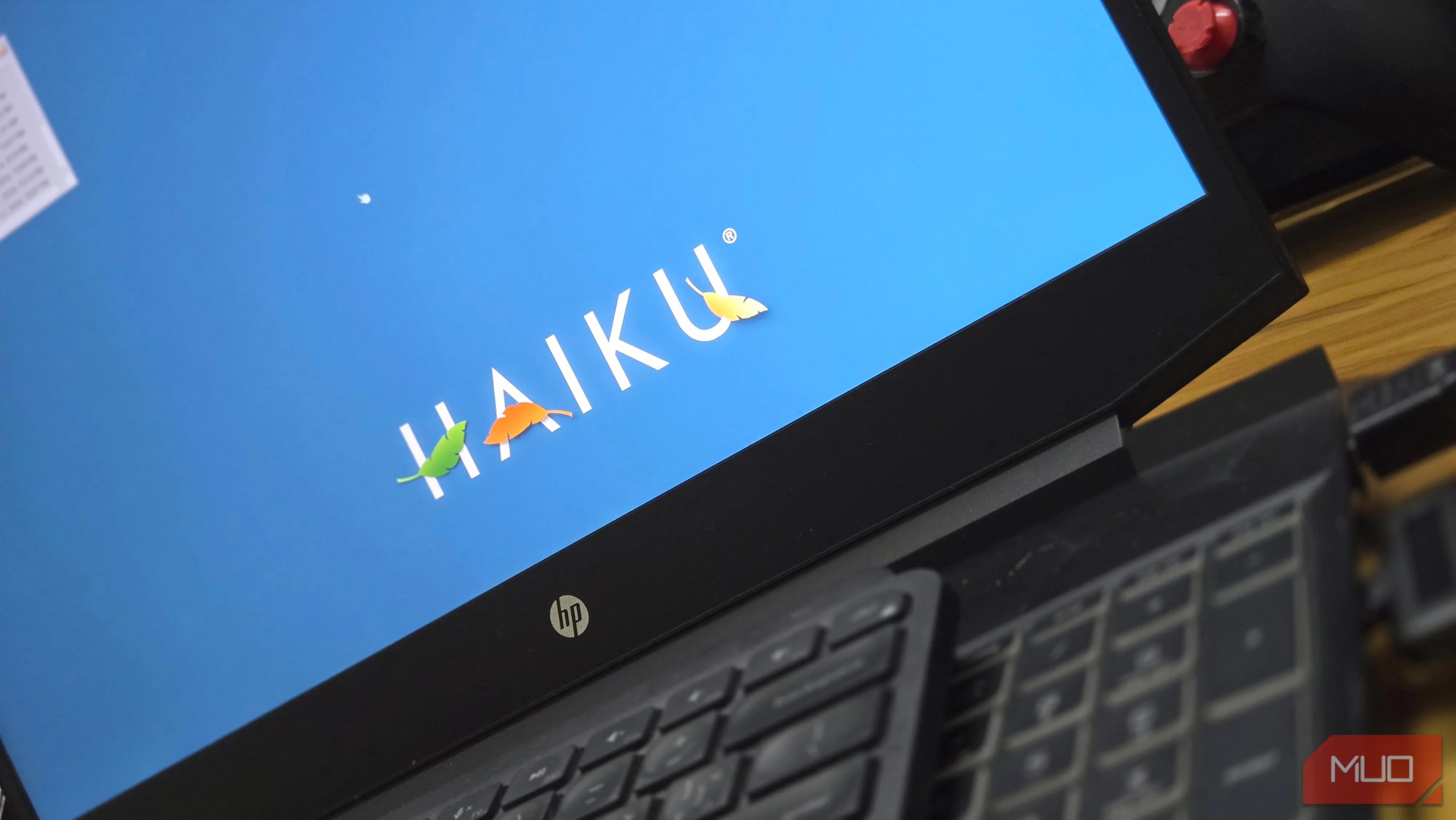 Haiku OS chạy trên laptop HP, giao diện Deskbar và môi trường BeOS tái hiện