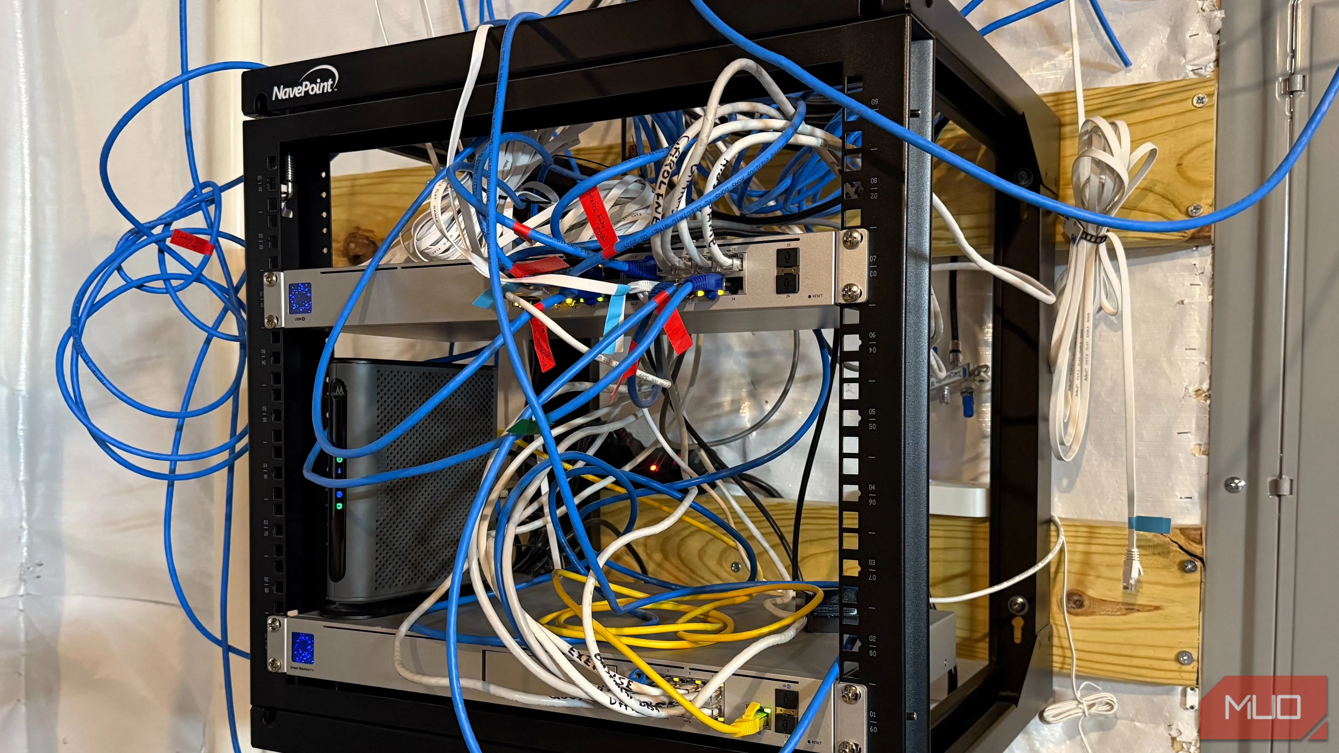 Hệ thống router Ubiquiti trong tầng hầm, bố trí dây mạng chuẩn Cat6