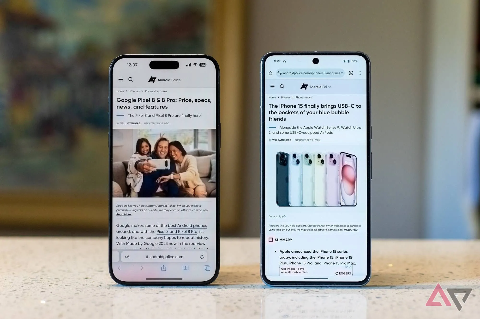 iPhone 15 Pro Max và Google Pixel 8 Pro đặt cạnh nhau, minh họa việc chuyển nền tảng và bảo quản lưu dữ liệu game