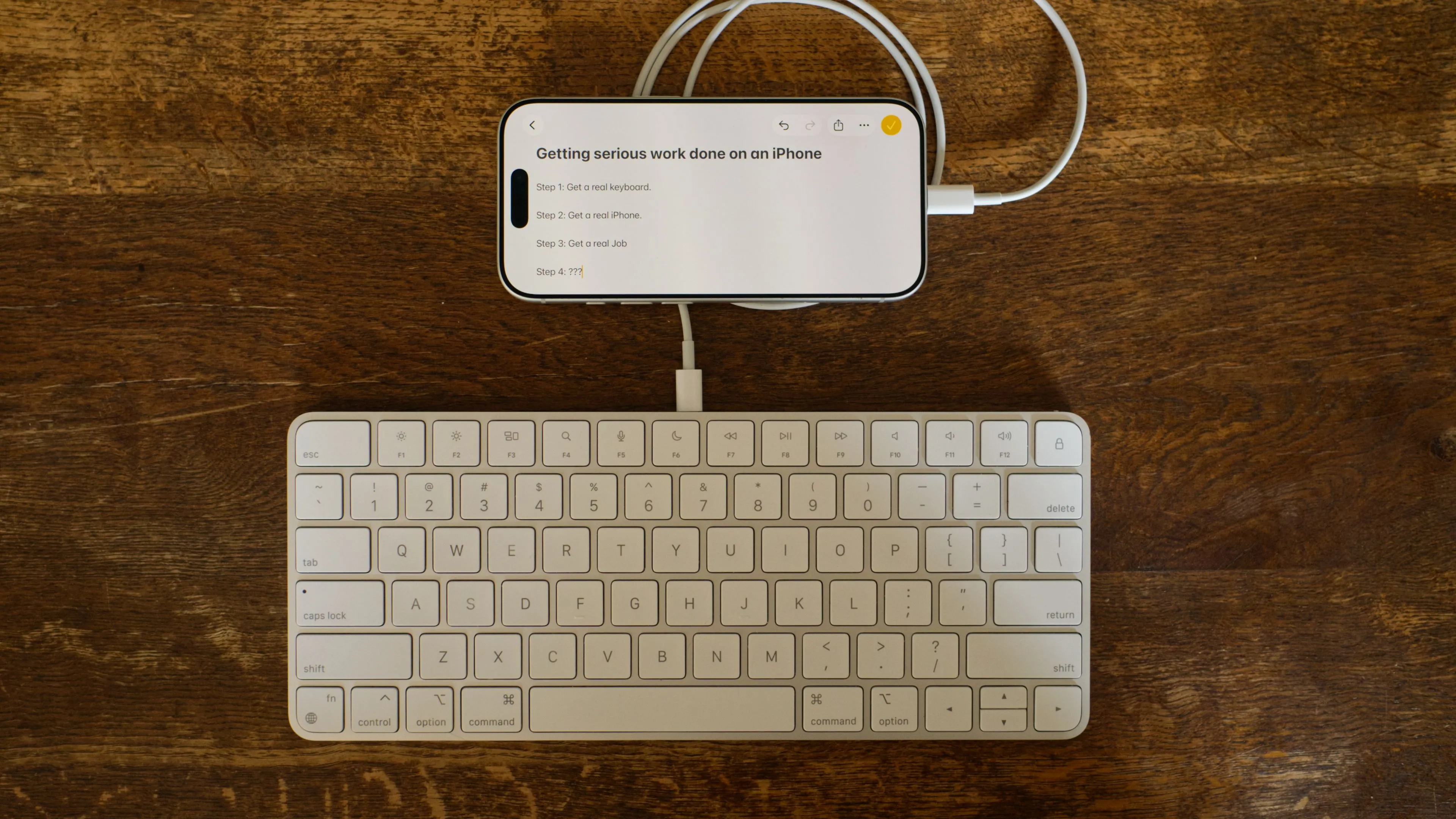 iPhone 17 Pro kết nối với Apple Magic Keyboard qua adapter, minh hoạ kịch bản 'bàn phím máy tính cho iPhone'.