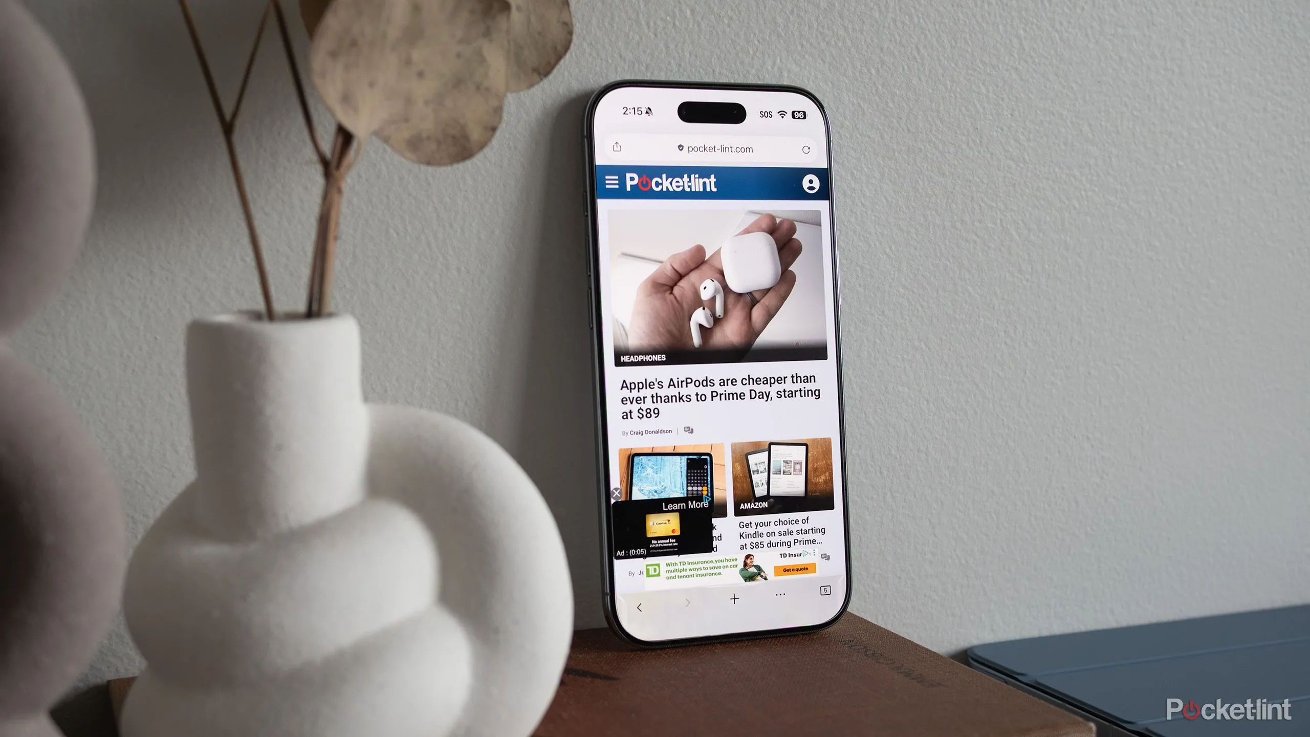 iPhone Air đặt trên bàn với logo Pocket-lint, minh họa sản phẩm trong bối cảnh truyền thông kỹ thuật số