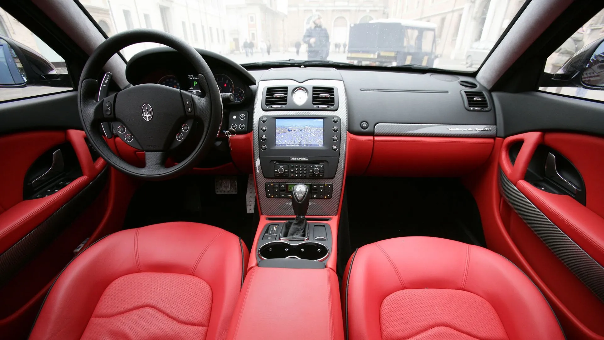 Khoang lái Maserati Quattroporte (2008) - nội thất sang trọng, nhấn mạnh trải nghiệm người lái hơn tiện nghi thực dụng.