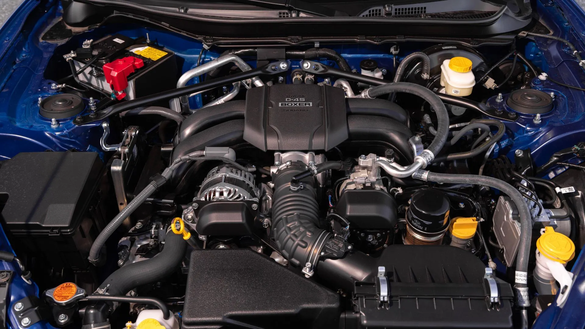 Khoang máy Subaru BRZ 2024, nhìn cận cảnh động cơ boxer 2.4L.