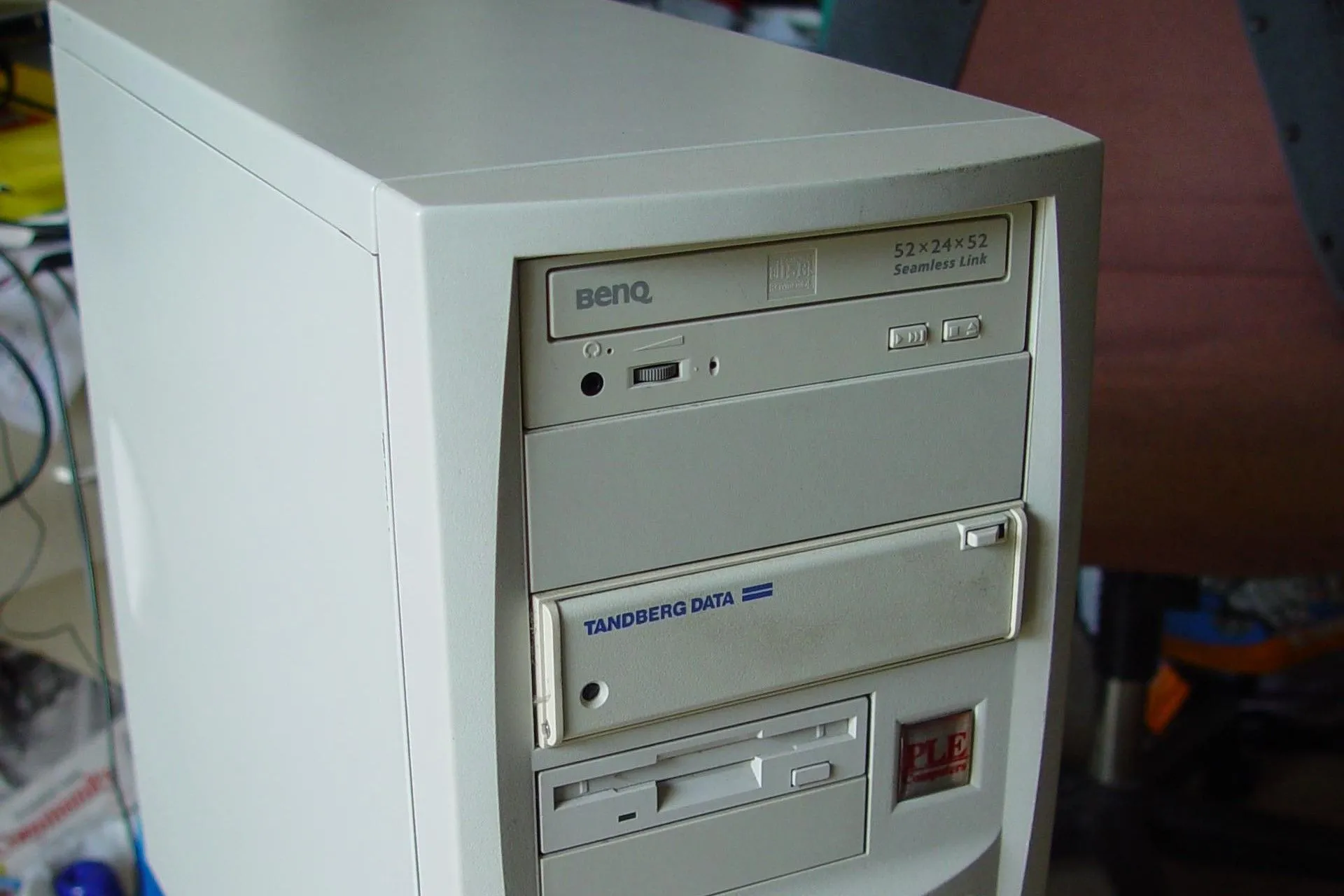 Khung tháp PC cổ điển màu trắng với khoang ổ lớn