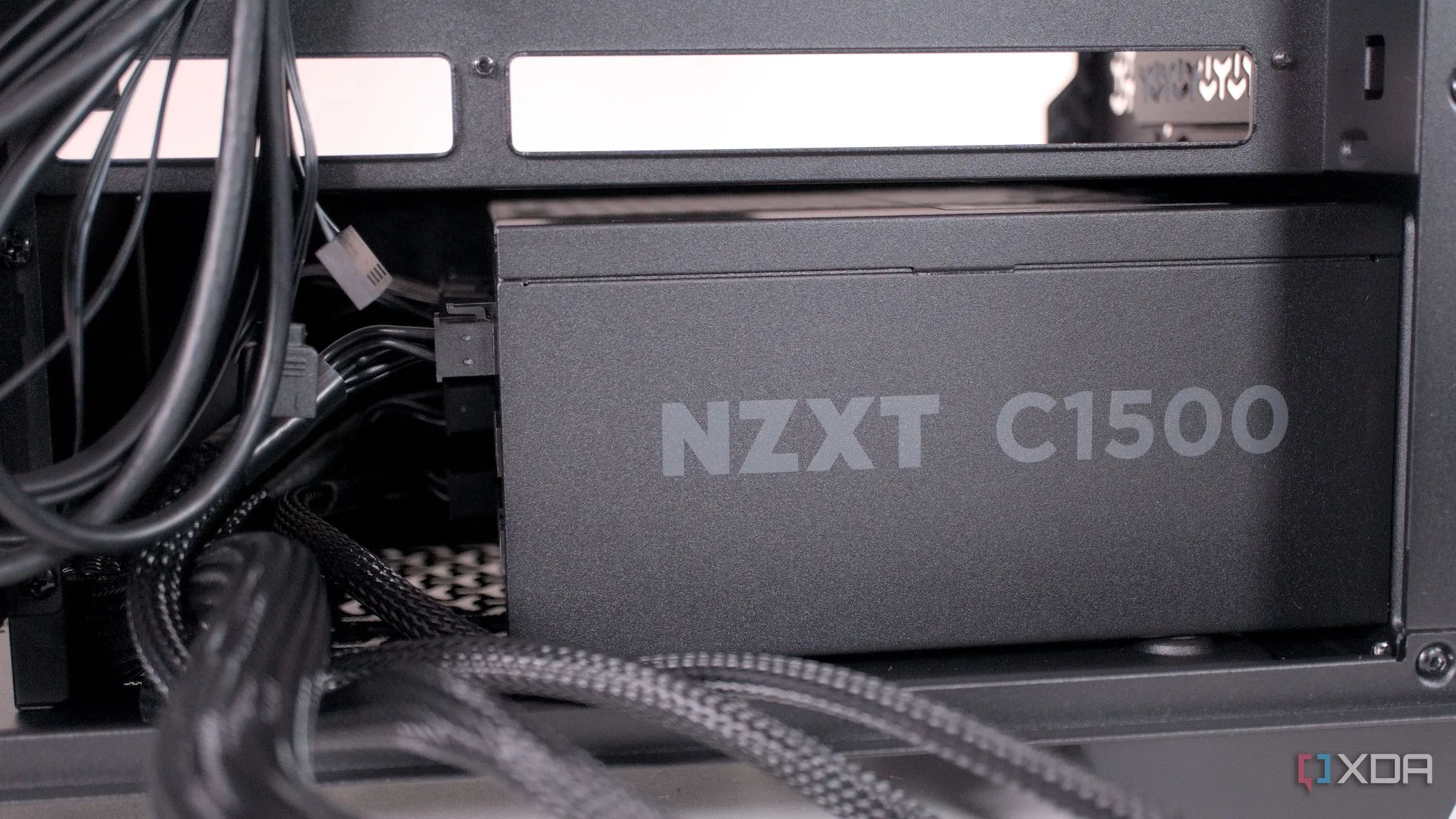 Lắp PSU Corsair 3500X ARGB trong thùng máy, minh họa vị trí và tản nhiệt của nguồn