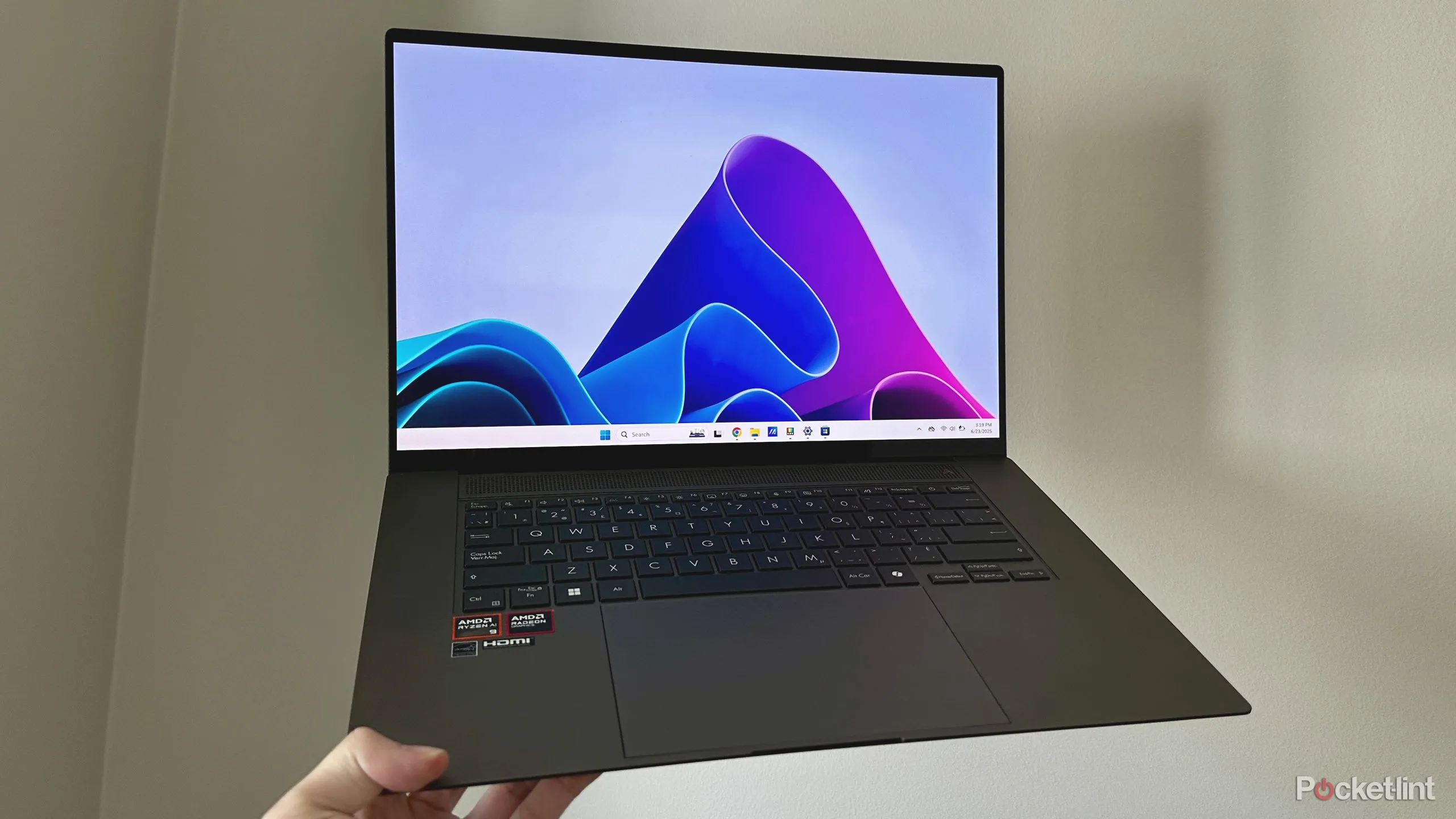 Laptop Windows 11 — minh họa cho các cải tiến nhỏ nhưng thiết thực như Snap Layouts và DirectStorage