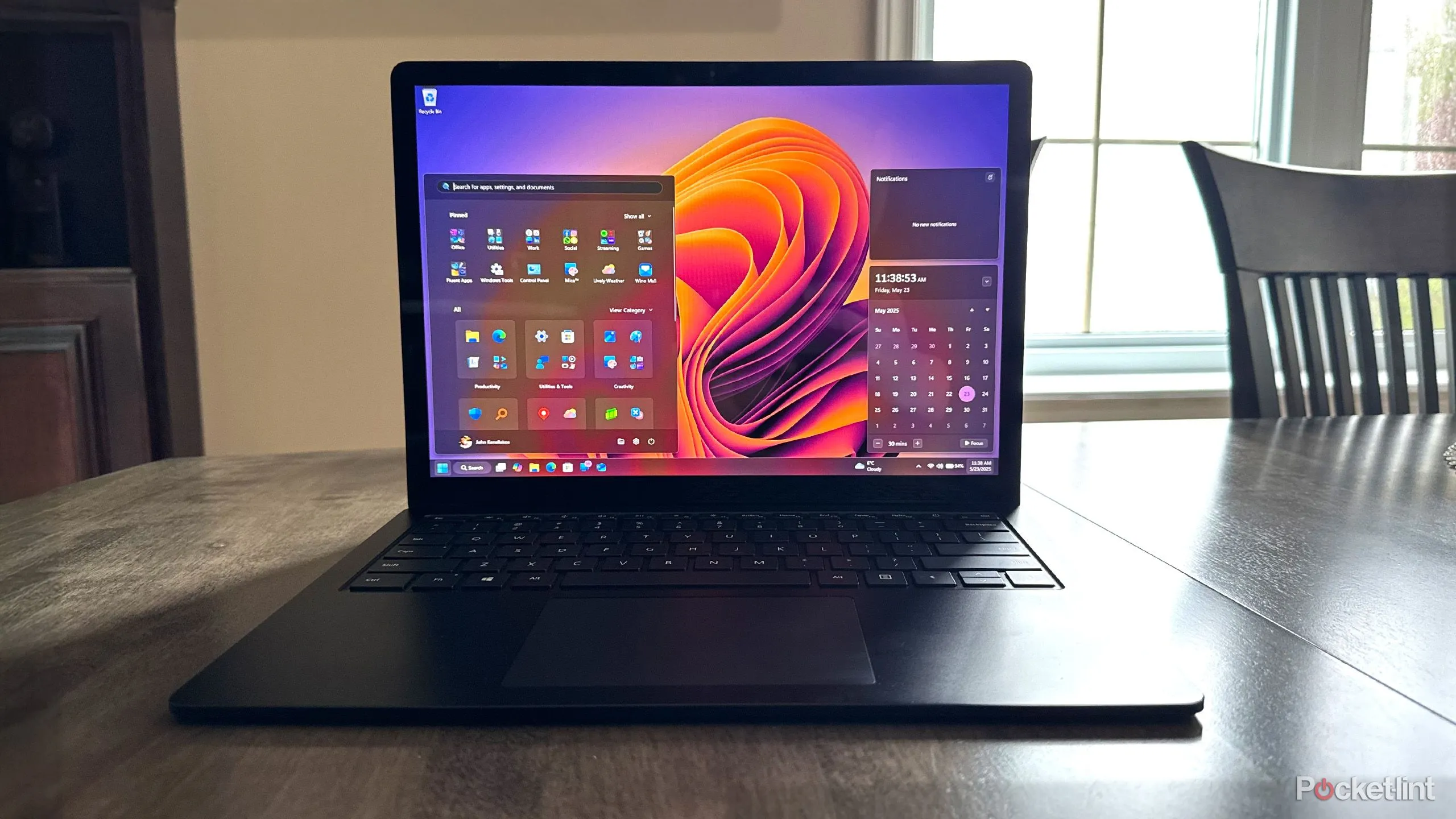 Laptop Windows 11 trên bàn chơi game, nhấn mạnh yêu cầu phần cứng và DirectX cho game thủ