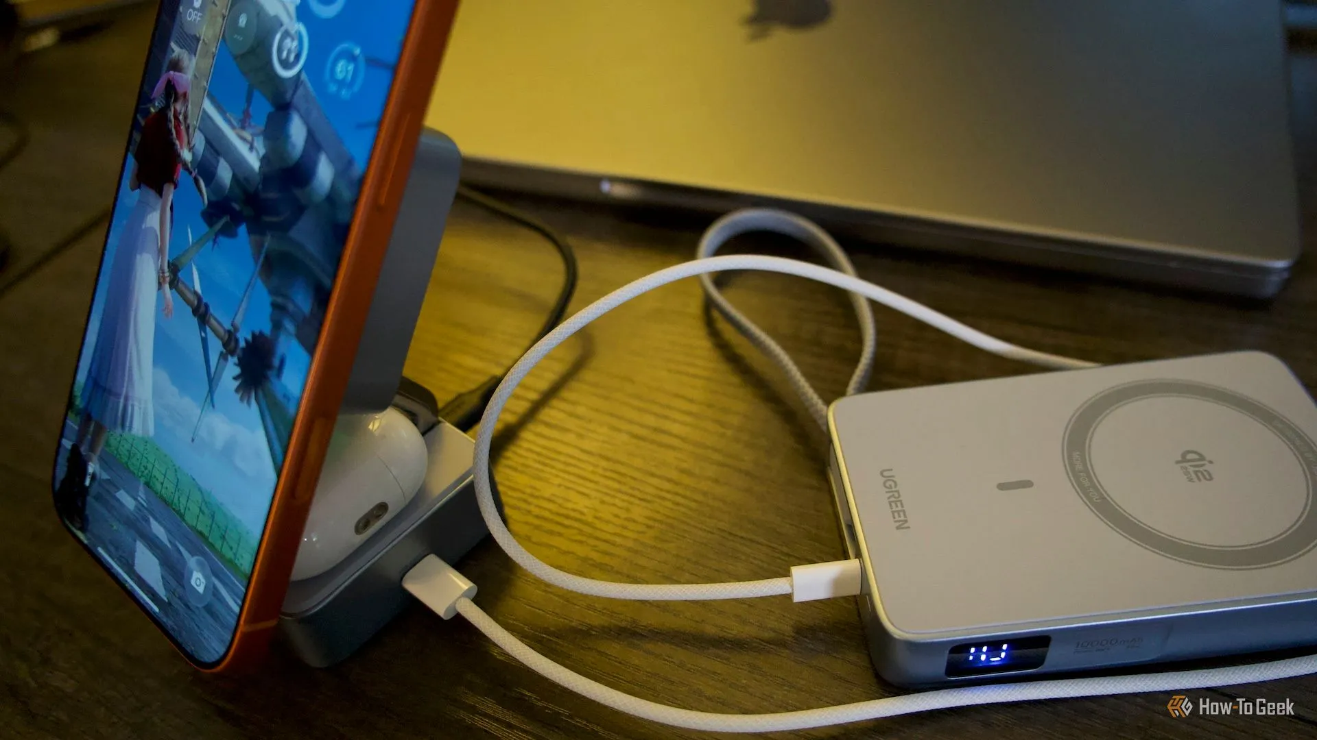 MagFlow với iPhone 17 Pro Max và AirPods Pro 3 đang sạc, kèm powerbank qua USB-C