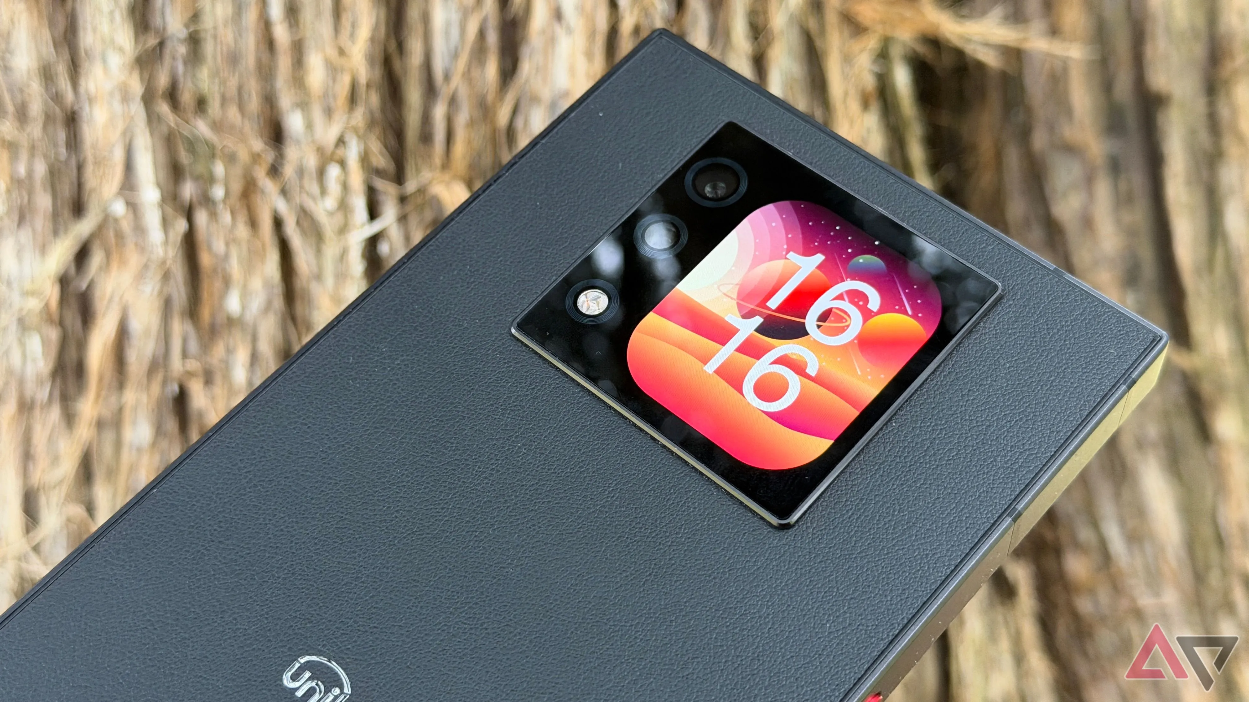 Màn hình phụ (sub-screen) phía sau trên Unihertz Titan 2 — tiện dụng nhưng tranh luận về tính cần thiết