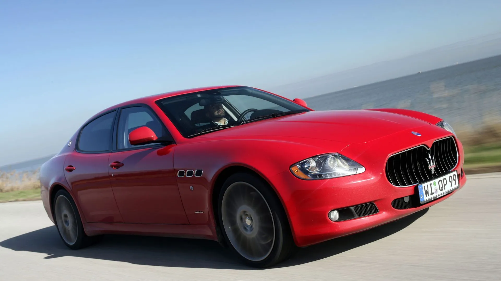 Maserati Quattroporte (2008) - góc trước 3/4 màu đỏ, minh họa xe đẹp nhưng chi phí giữ gìn không nhỏ.