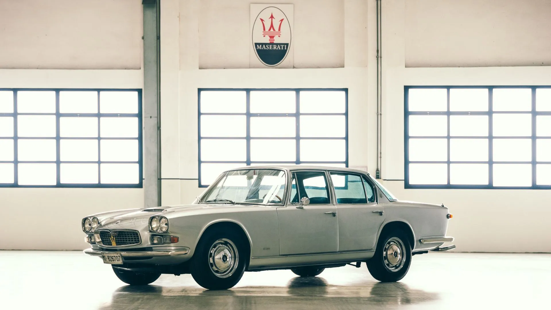 Maserati Quattroporte I (1963) - góc trước 3/4 màu bạc, biểu tượng lịch sử của Maserati.