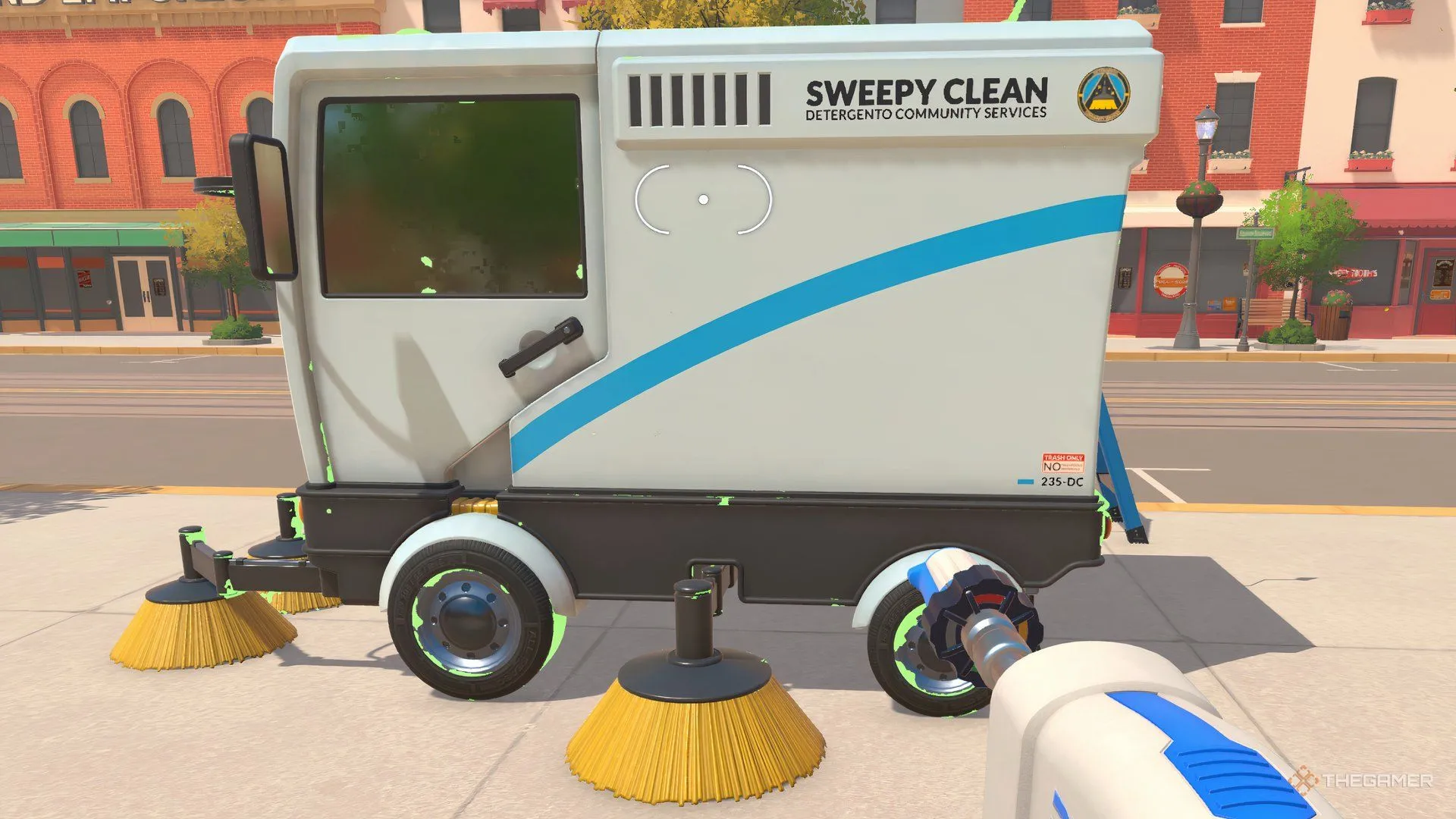 Máy quét đường với vết bẩn được tô xanh hiển thị trong PowerWash Simulator 2