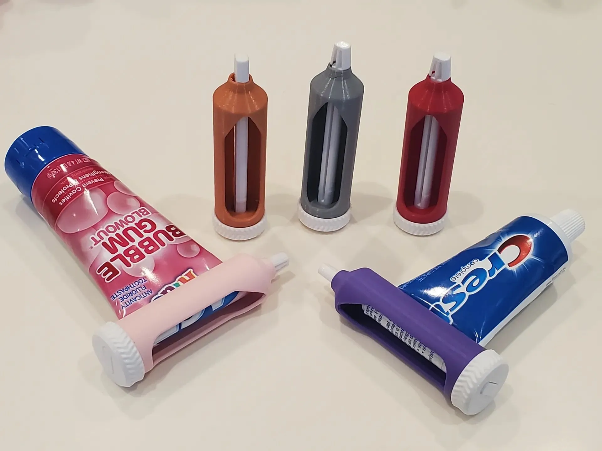 Máy vắt ống kem dạng bánh răng giúp cuộn ống kem mịn, tiết kiệm lượng kem thừa trong ống