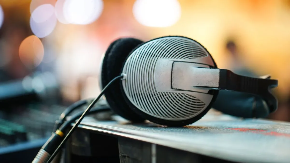 Một cặp tai nghe có dây đặt trên bàn, biểu tượng về kết nối có dây và DAC cho trải nghiệm âm thanh lossless