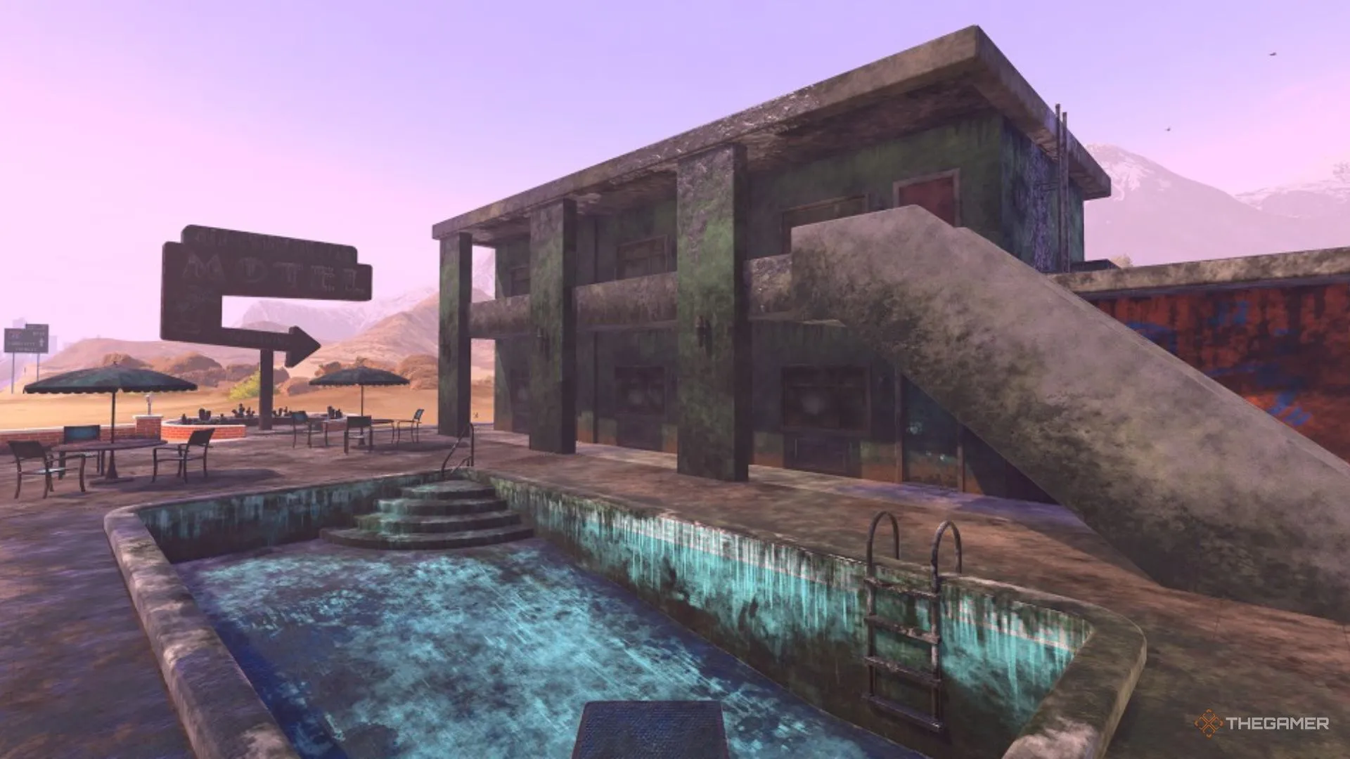 Motel trước khi làm sạch, biển báo và hồ bơi phủ bụi