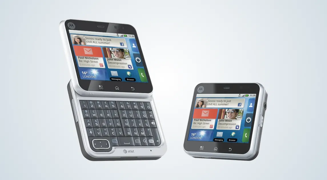 Motorola Flipout với thiết kế vuông và bàn phím QWERTY xoay