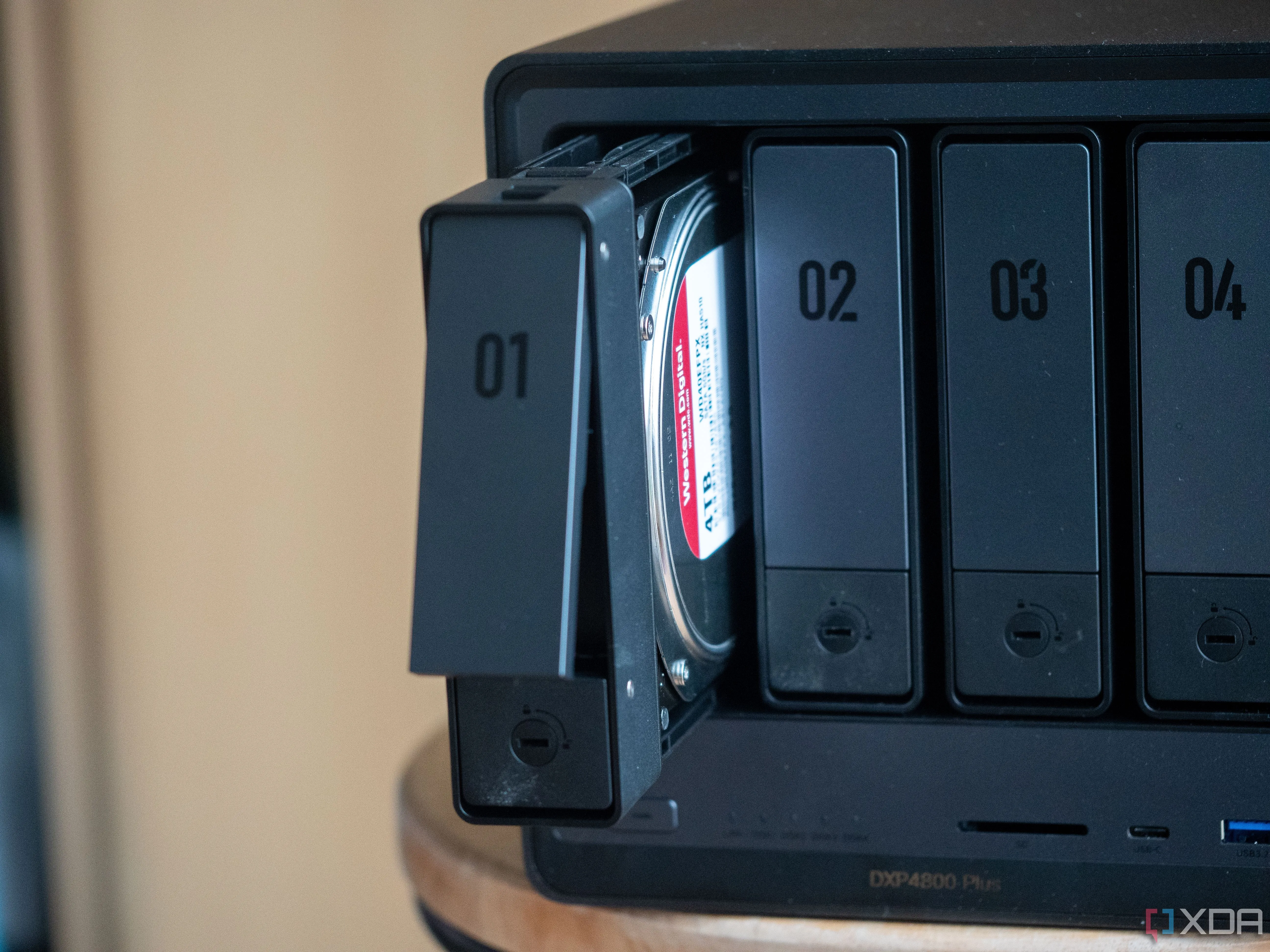 NAS Ugreen bốn khay đặt trên bàn, minh họa cho self-host Nextcloud