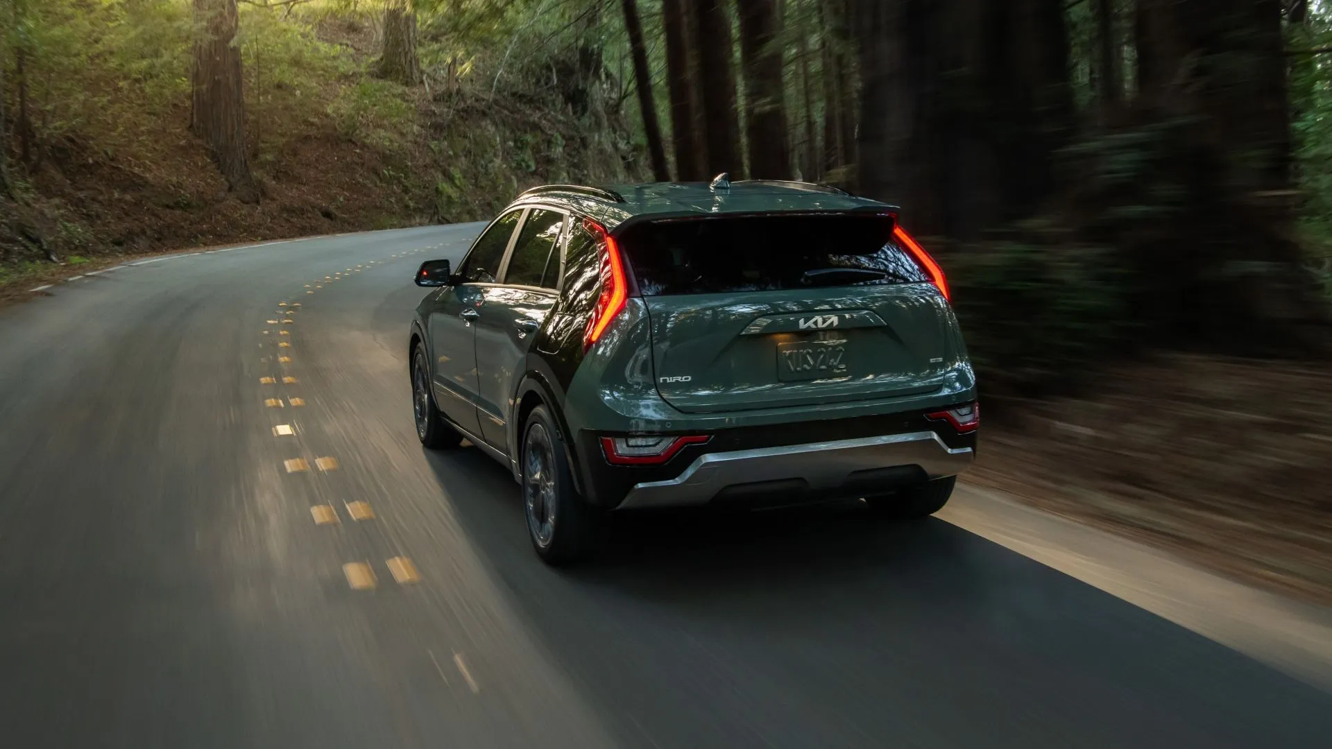 Ngoại thất 3/4 sau của Kia Niro 2025 đang chuyển động trên đường