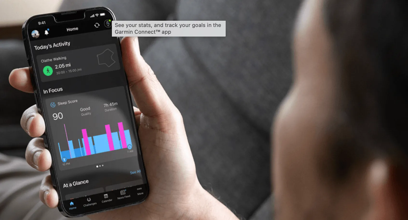 Người cầm điện thoại mở ứng dụng Garmin Connect, minh họa quá trình đồng bộ dữ liệu sức khỏe và thiết lập nhanh.