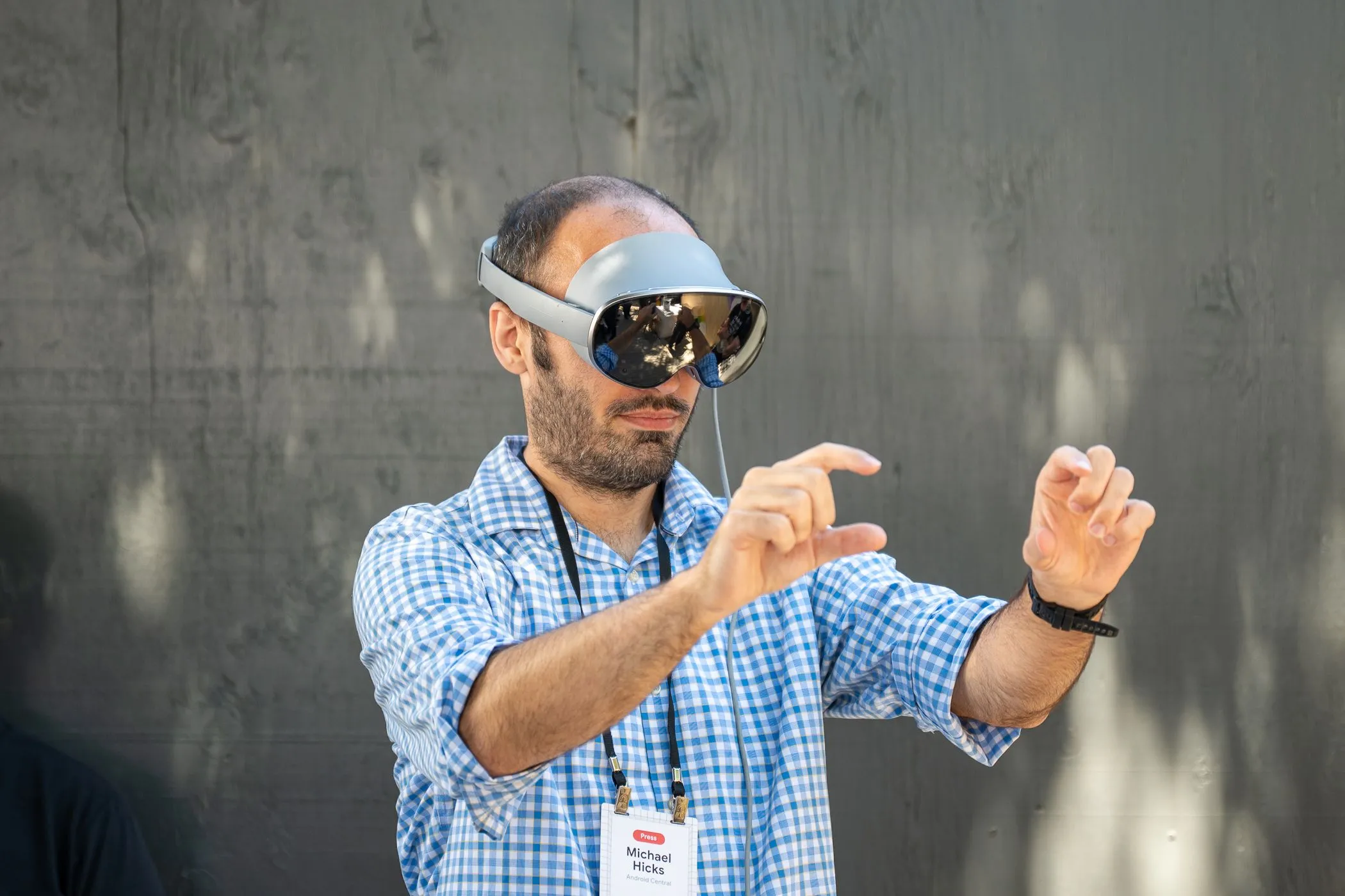 Người đeo headset Project Moohan tại Google IO 2025 sử dụng cả hai tay làm điều khiển.