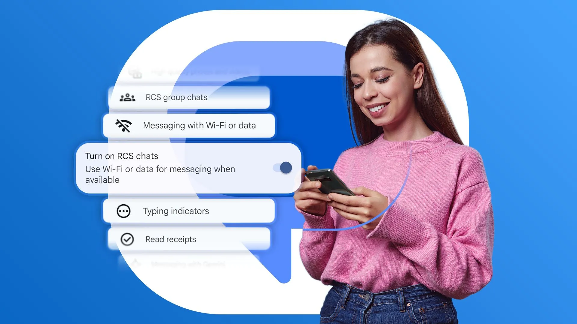 Người dùng nhắn tin trên điện thoại với giao diện RCS và logo Google Messages ở nền