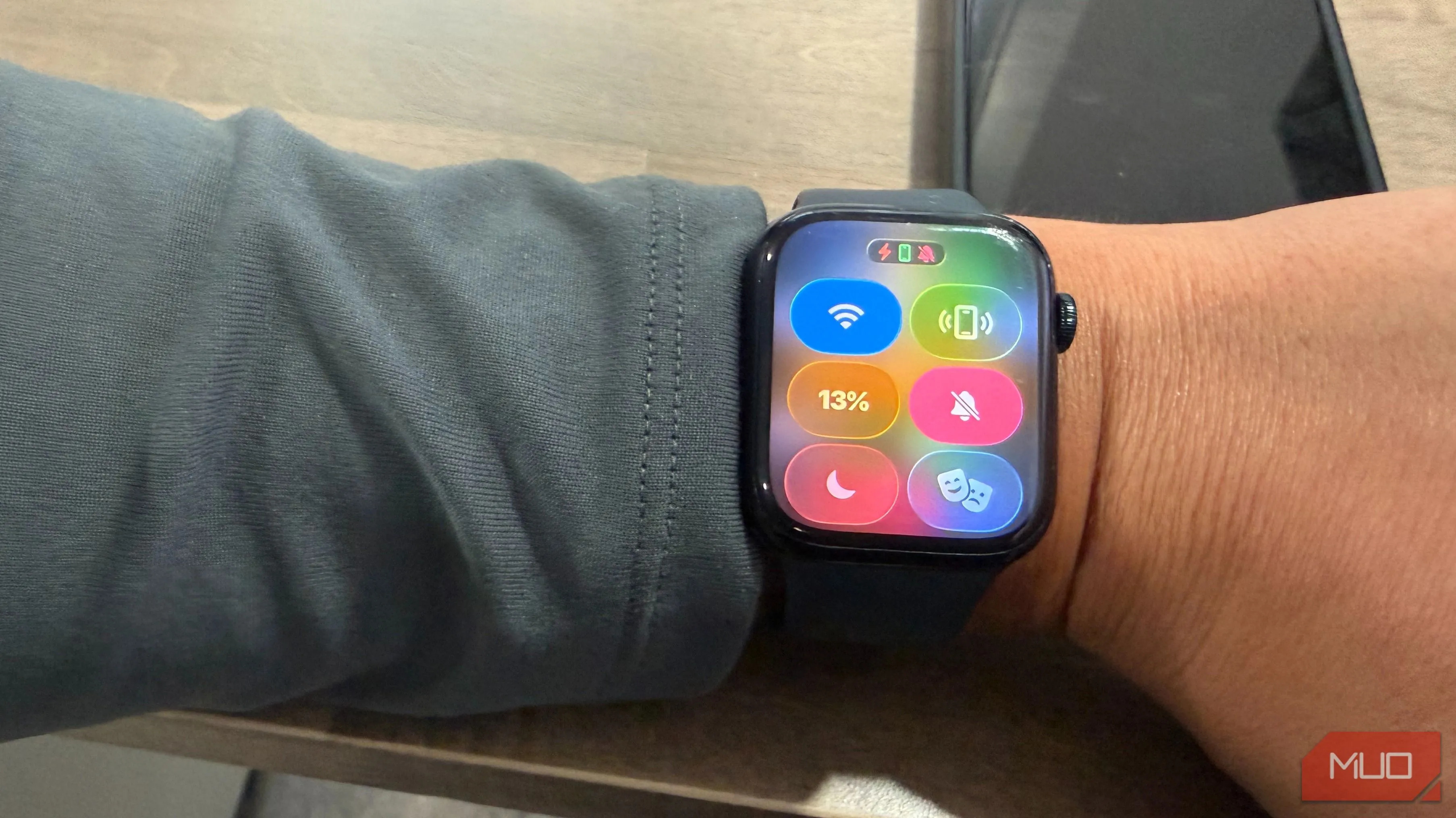 Nút ping iPhone trên Apple Watch Series 7 với chức năng flash