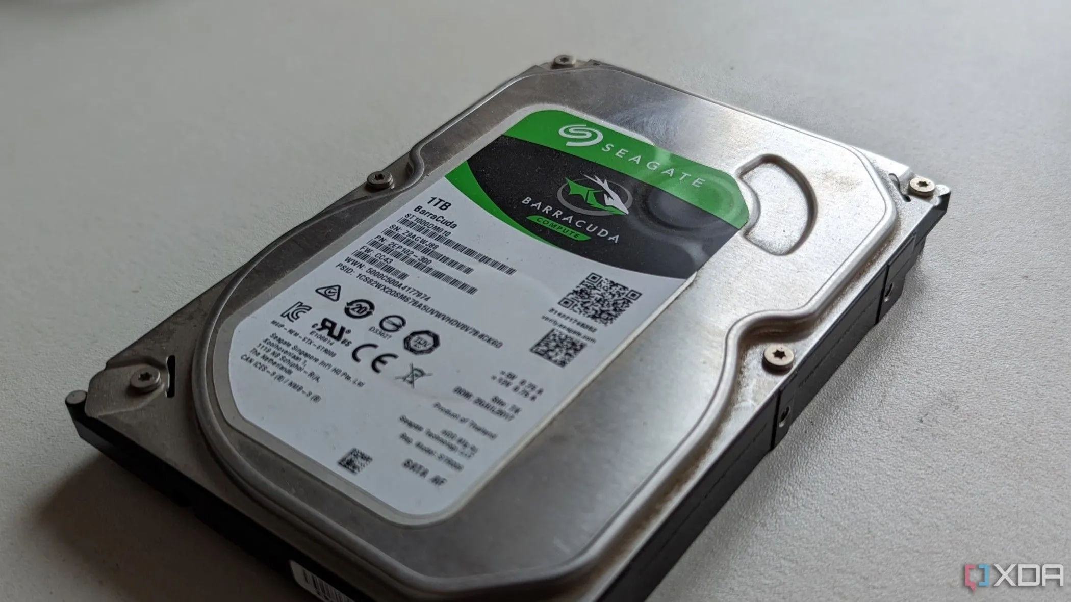 Ổ cứng Seagate 1TB truyền thống, biểu tượng của lưu trữ quay đĩa cũ