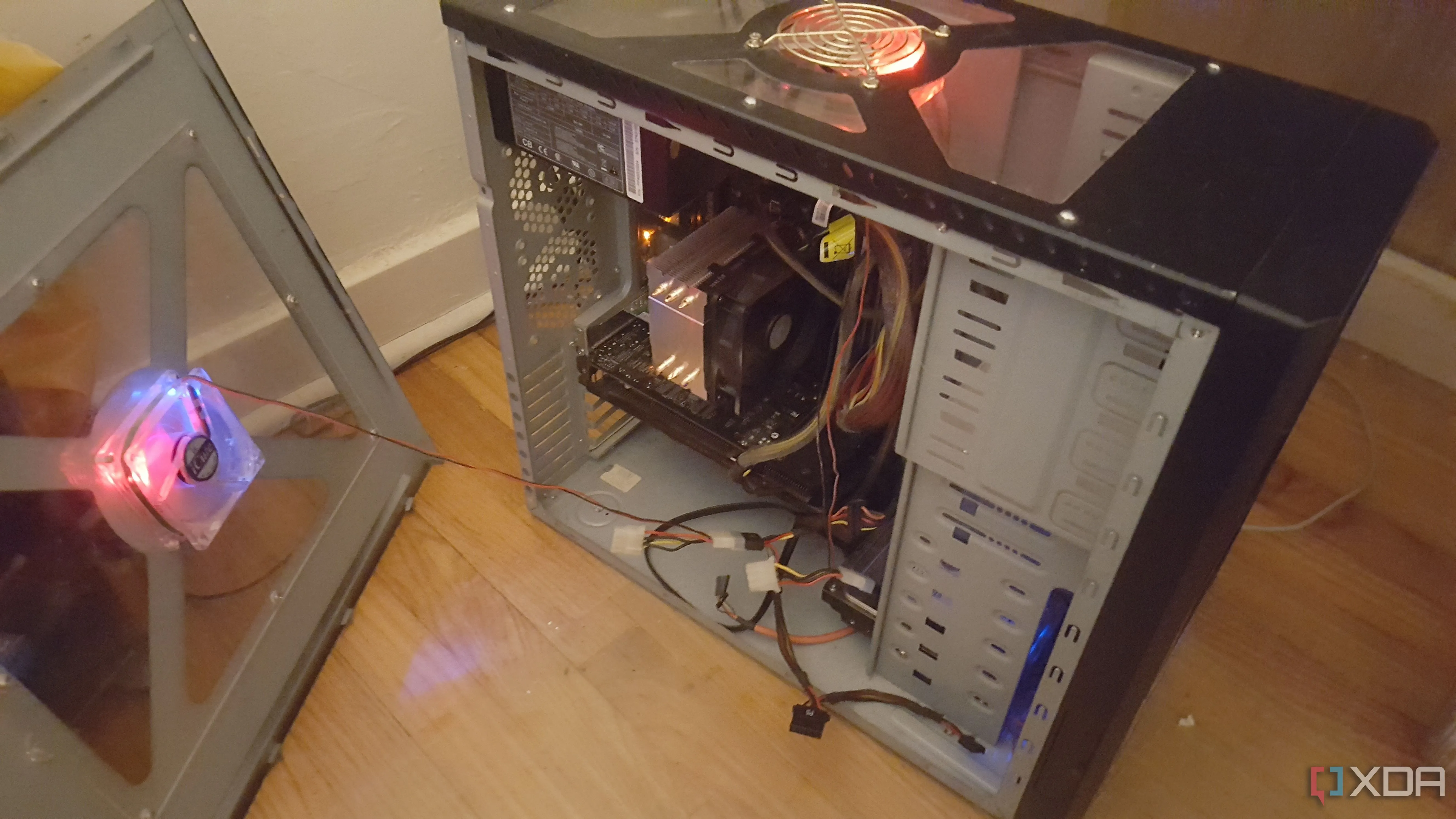 PC cũ với dây cáp lộn xộn và ốp nhựa, minh họa thiết kế thùng máy tập trung vào hiệu năng hơn thẩm mỹ