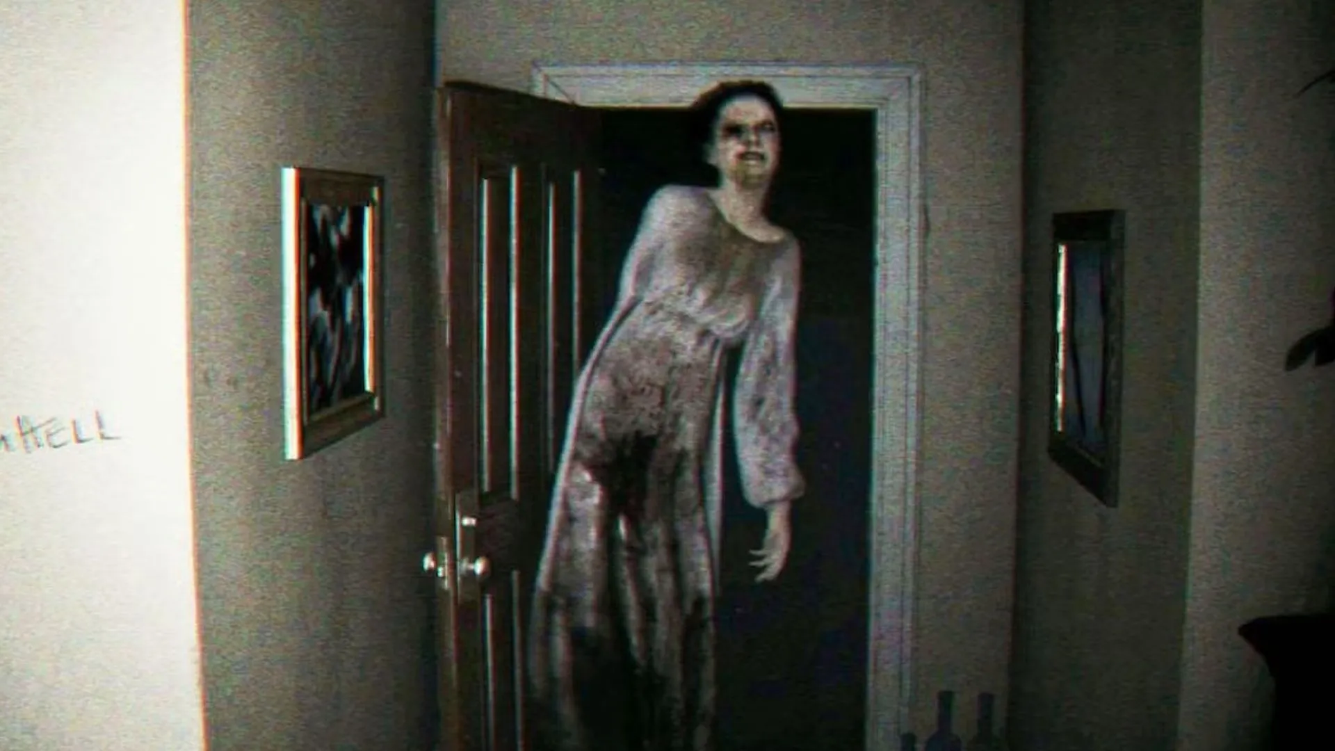 Phụ nữ bí ẩn đi qua cửa trong demo PT, minh họa trải nghiệm game kinh dị Silent Hill được dùng trong lớp học tiếng Anh.