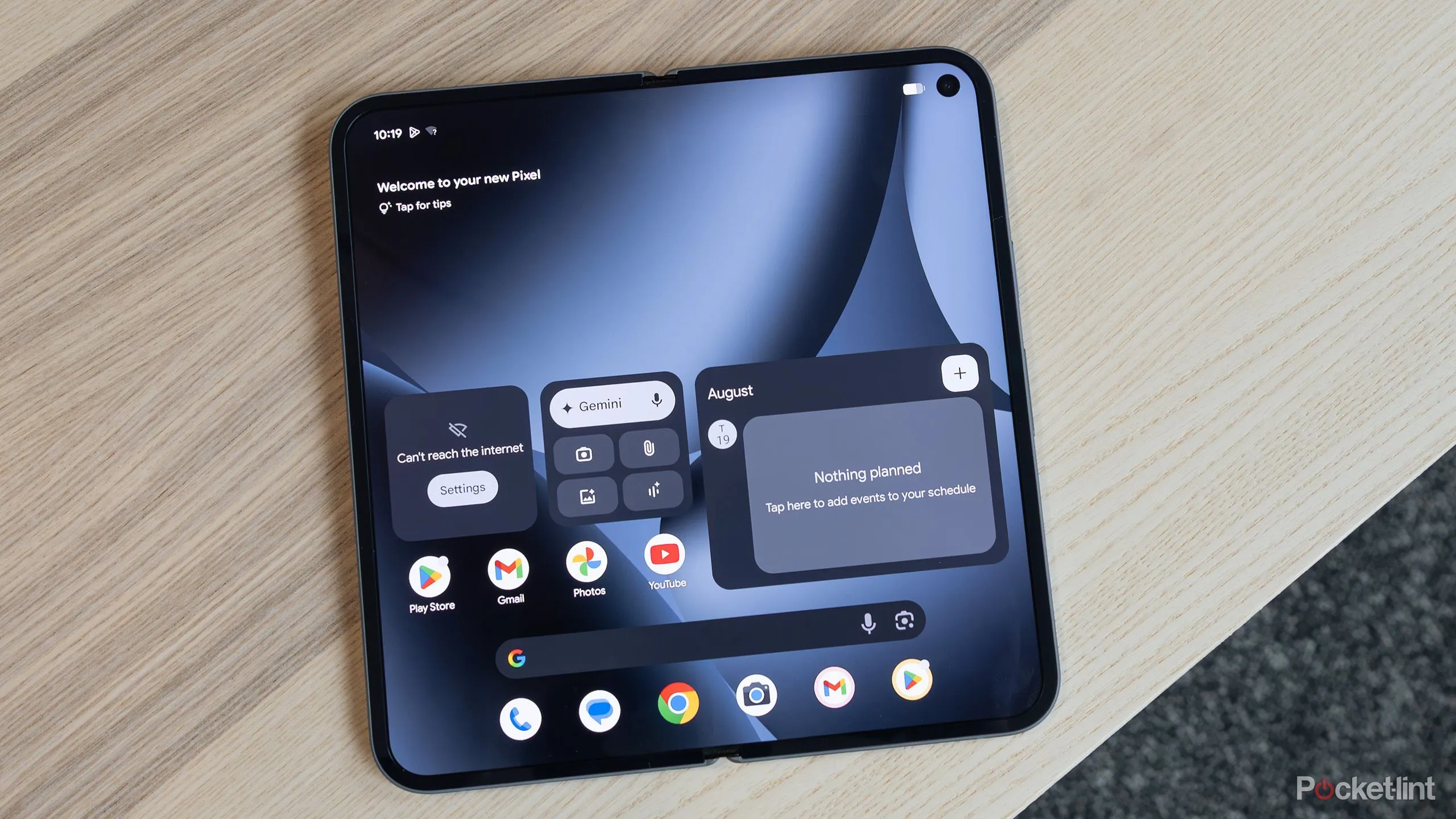 Pixel 10 Pro Fold mở, hiển thị cấu hình màn hình trong bài viết về lỗi pin