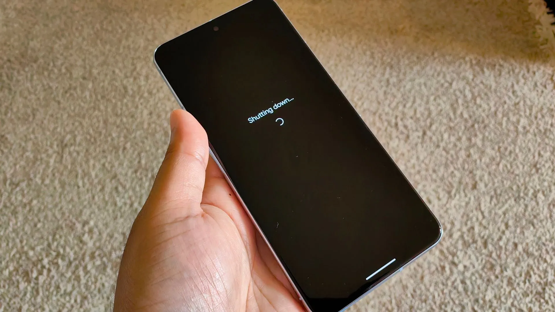 Pixel 8 Pro đang tắt nguồn, minh họa tính năng theo dõi thiết bị tắt nguồn với phần cứng hỗ trợ