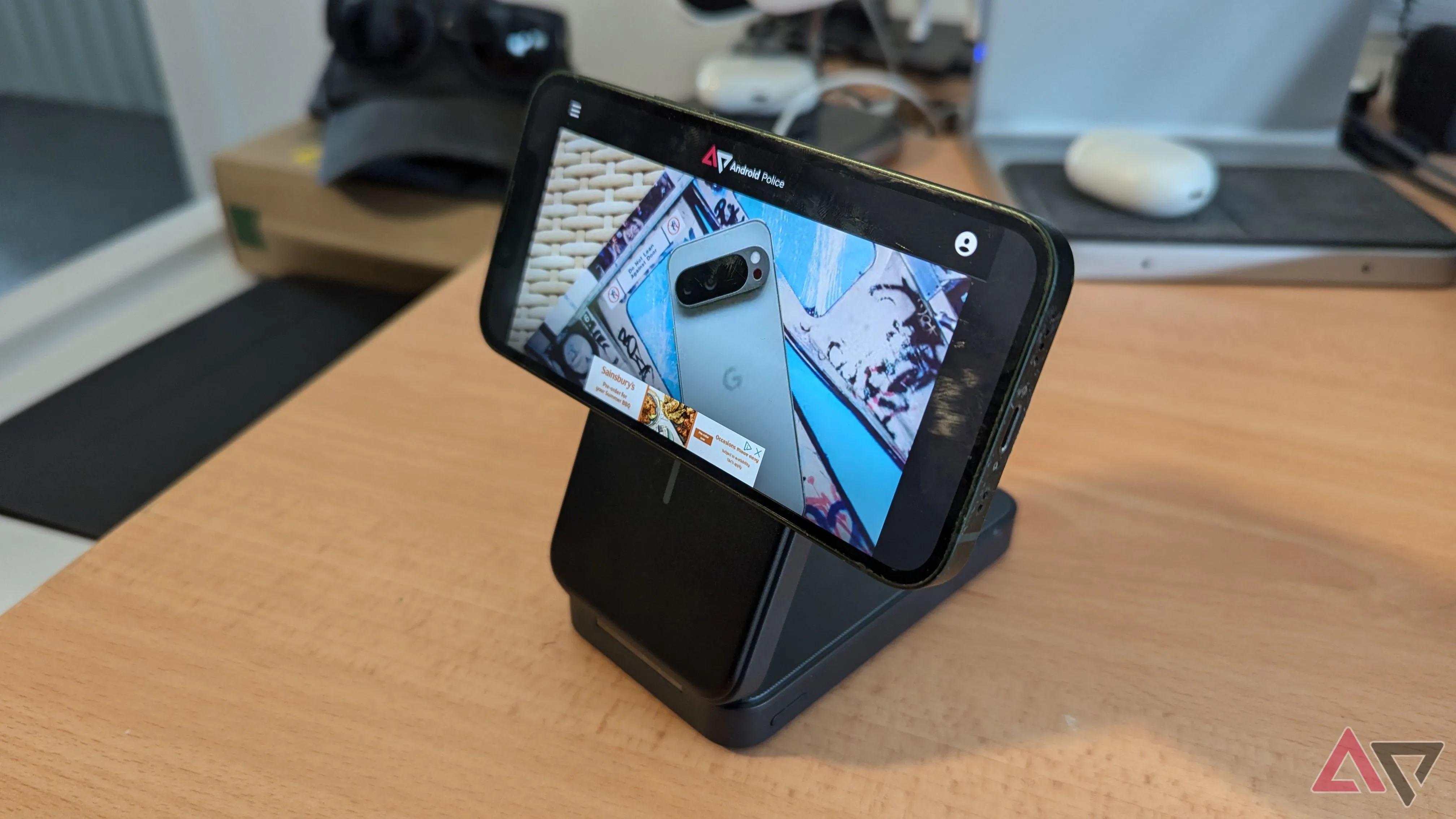 Sạc dự phòng Anker MagGo 6.600mAh cùng iPhone 13 mini đặt ngang trên bàn, gợi nhớ về sự gọn gàng khi di chuyển và trải nghiệm một tay