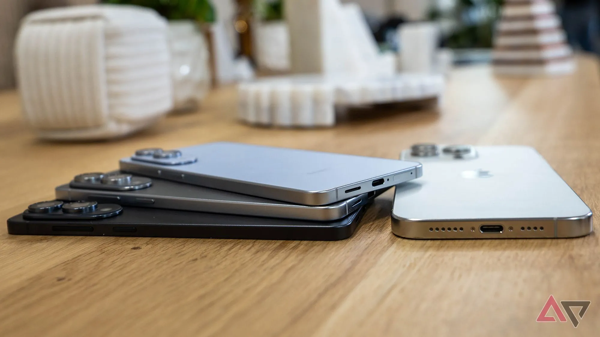 Samsung Galaxy S25 Edge trưng bày, minh họa cho hướng đi mỏng và cong của một số flagship nhưng không tạo ra nhu cầu thực tế cho người dùng đại chúng