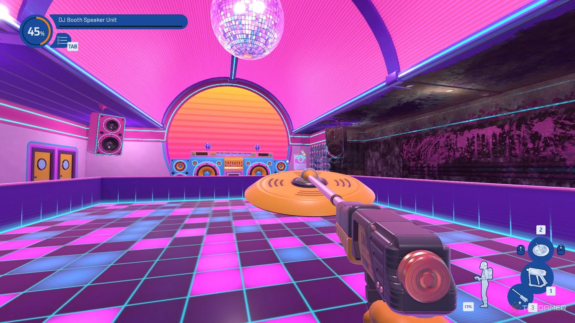 Sàn nhảy Roller Disco một phần đã được làm sạch, tường phải còn dính bụi, trong PowerWash Simulator 2
