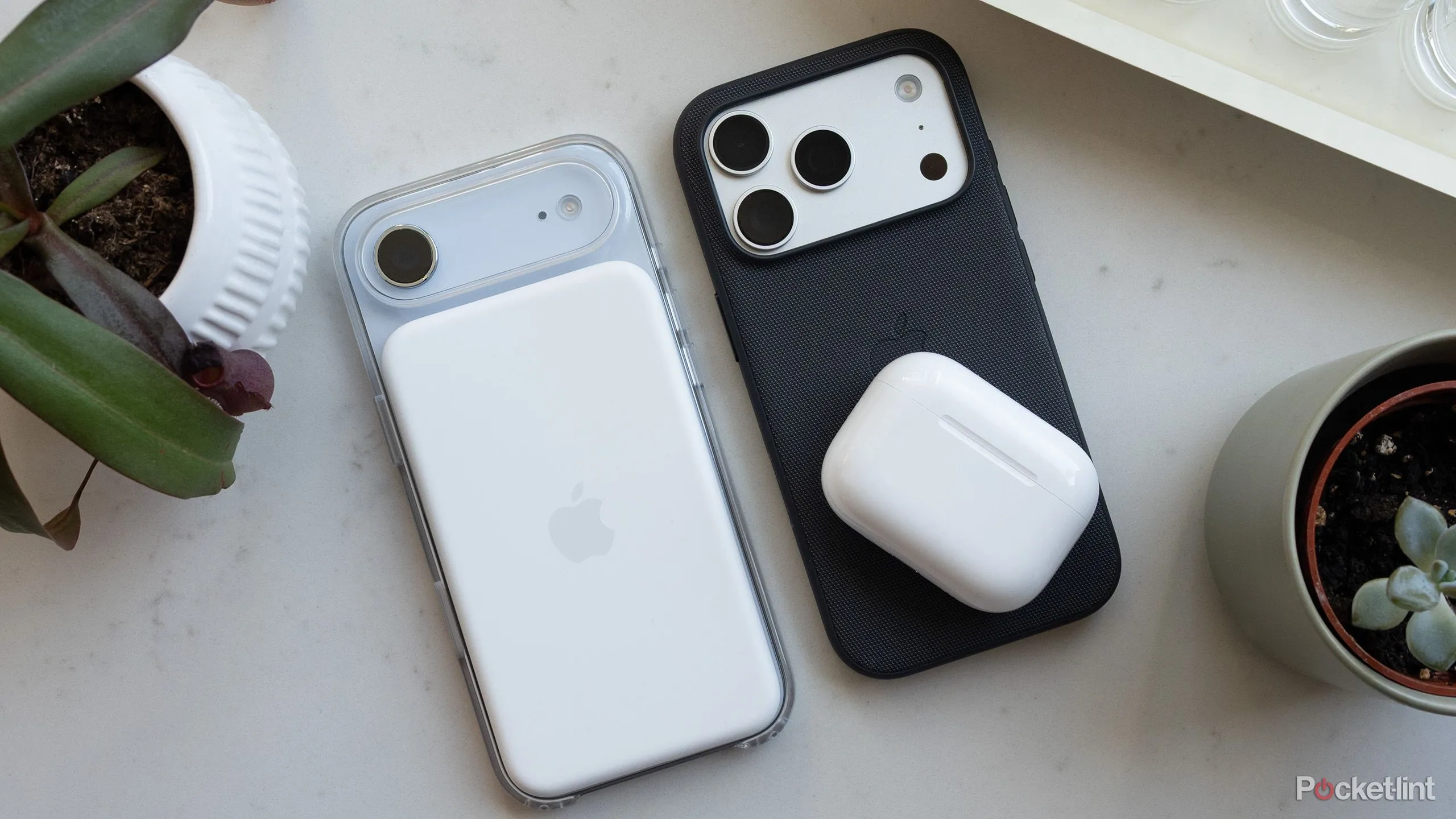 So sánh iPhone Air bên cạnh iPhone 17 Pro cho thấy khác biệt kích thước và cụm camera