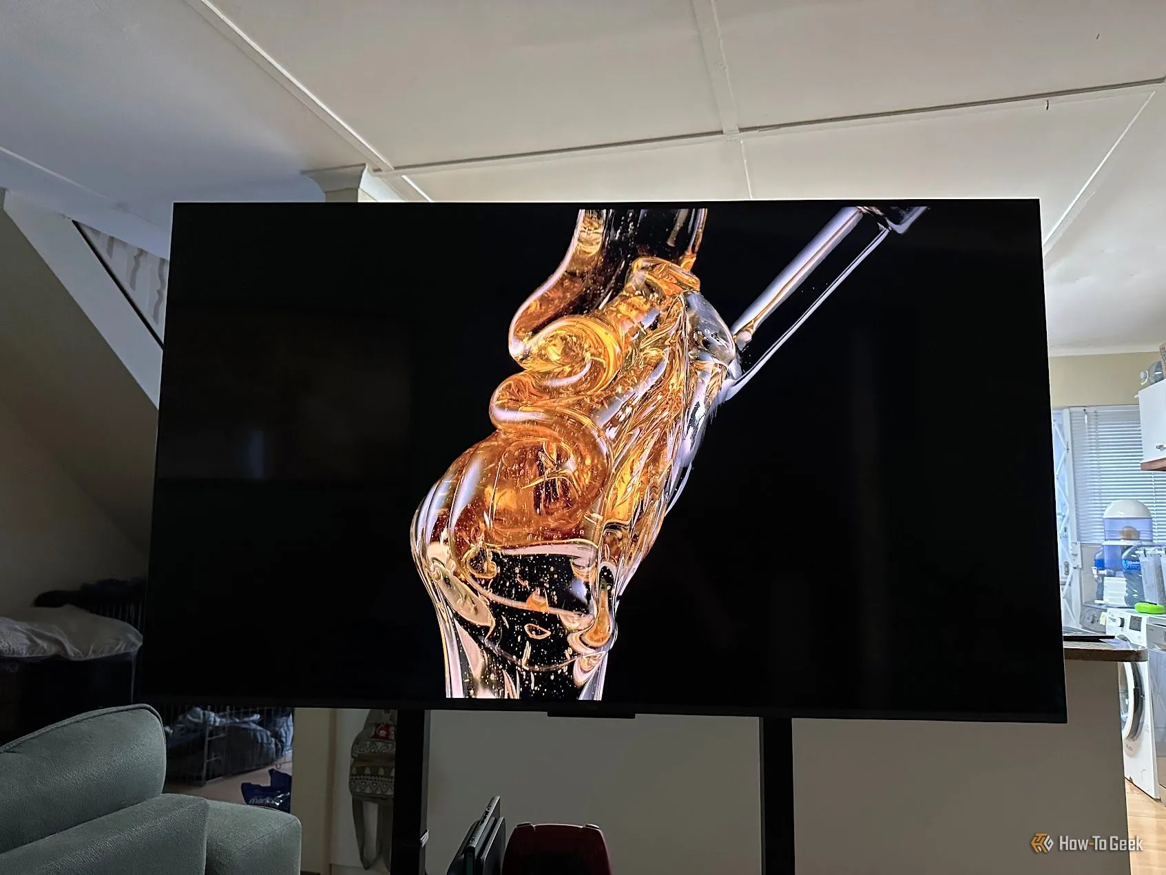 TCL C6K hiển thị bài kiểm tra độ sáng trên nền tối