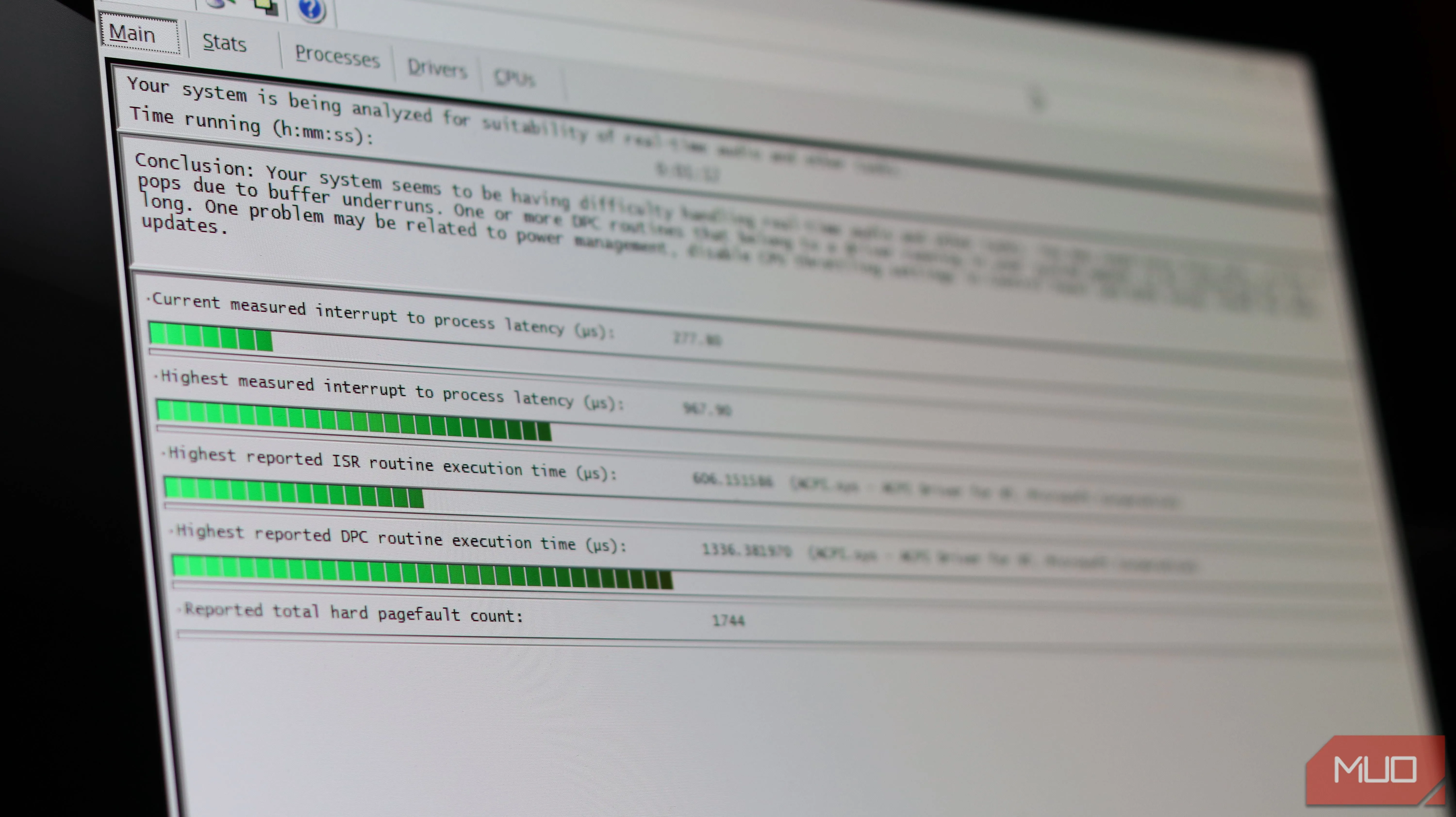 Thanh tiến độ LatencyMon và các chỉ số latency hiển thị đồ thị