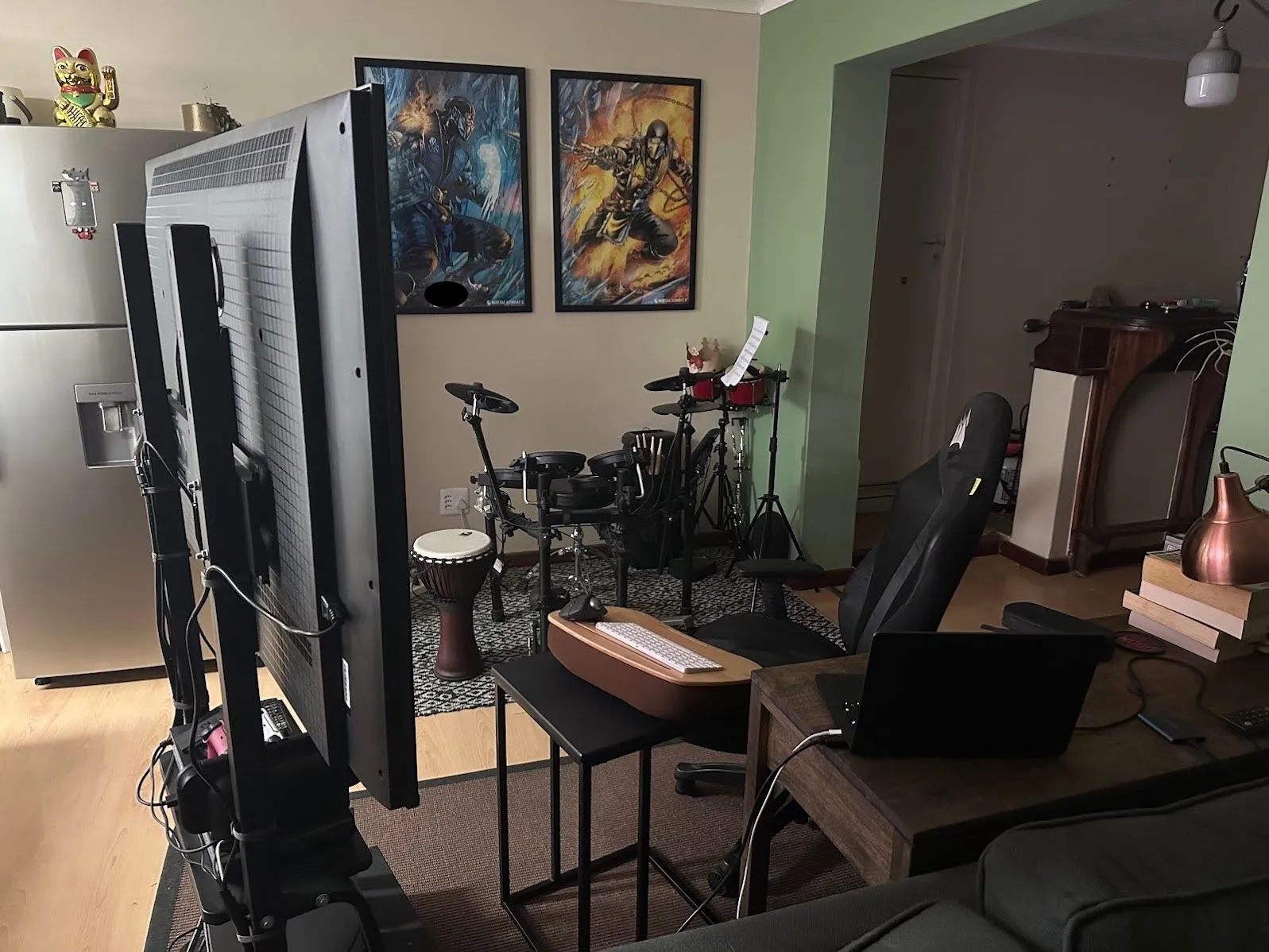 Thiết lập làm việc dùng TV lớn, minh hoạ không gian làm việc thoải mái