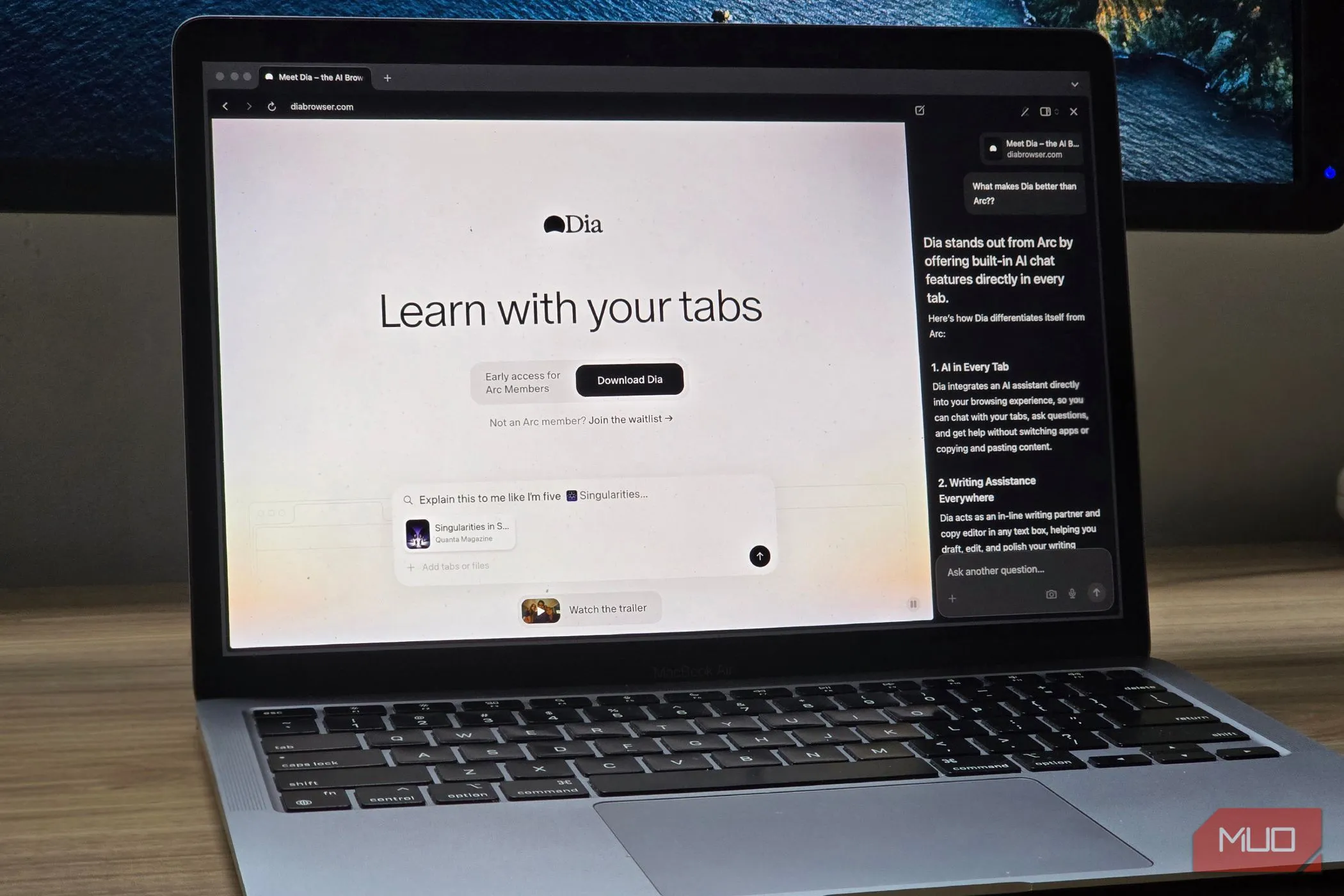 Trình duyệt có giao diện AI mở trên MacBook, tượng trưng cho xu hướng AI lan rộng trong phần mềm và game