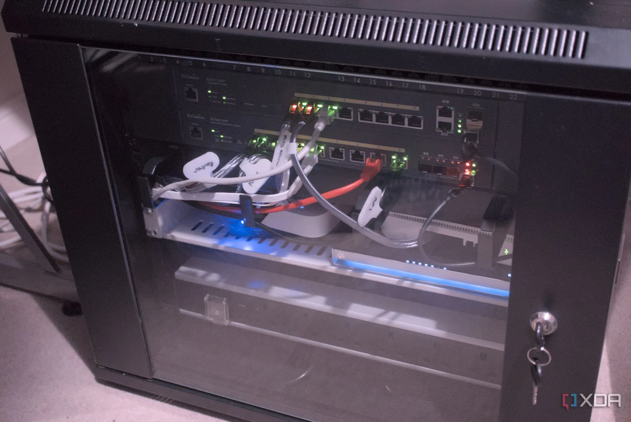 Tủ mạng trong lab nhỏ, nhiều dây cáp và thiết bị kết nối, minh họa quản lý mạng cho server game tại nhà