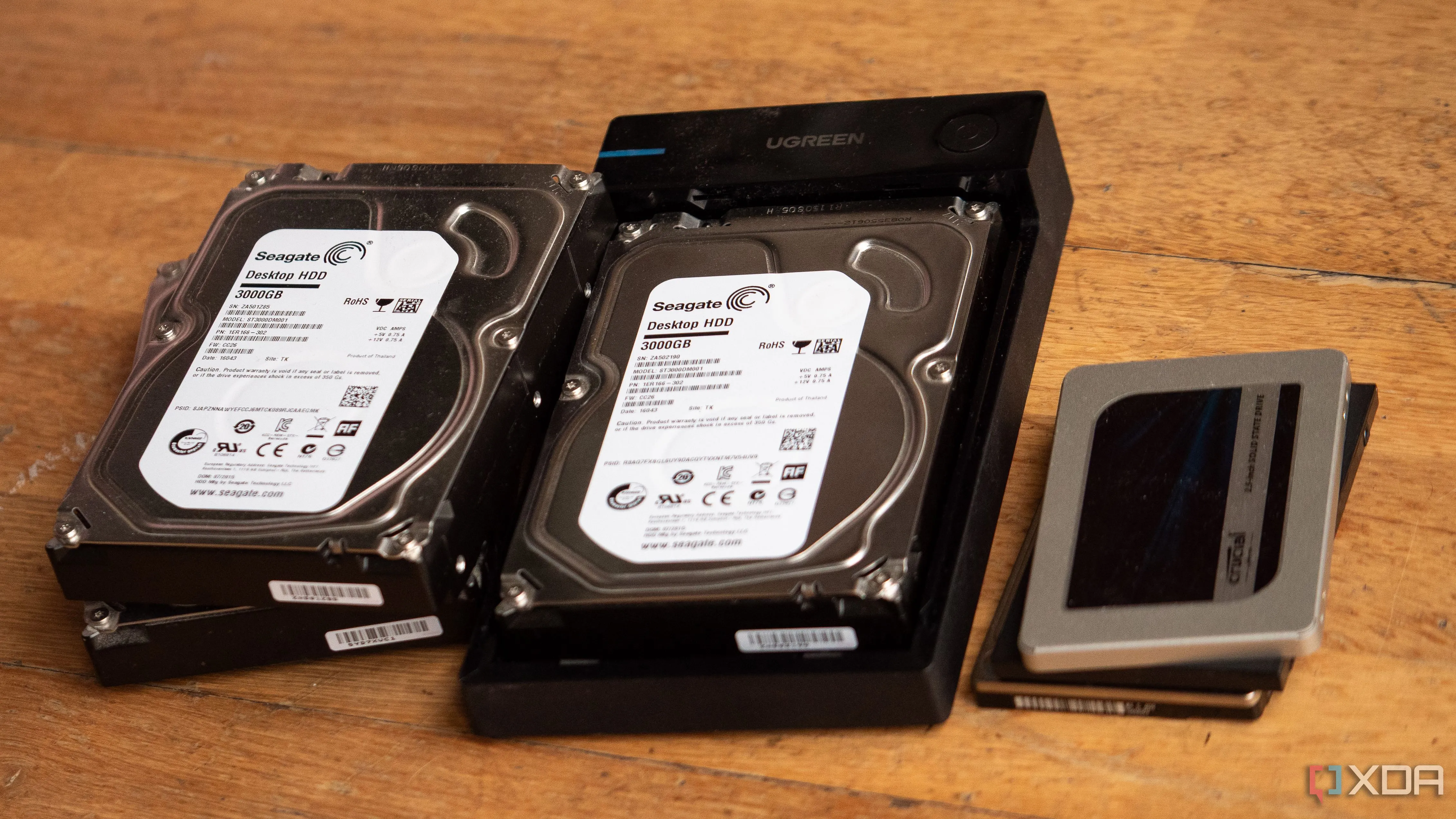 Vỏ hộp ổ Ugreen cho HDD/SSD, biểu tượng chuyển đổi sang lưu trữ ngoài đơn giản