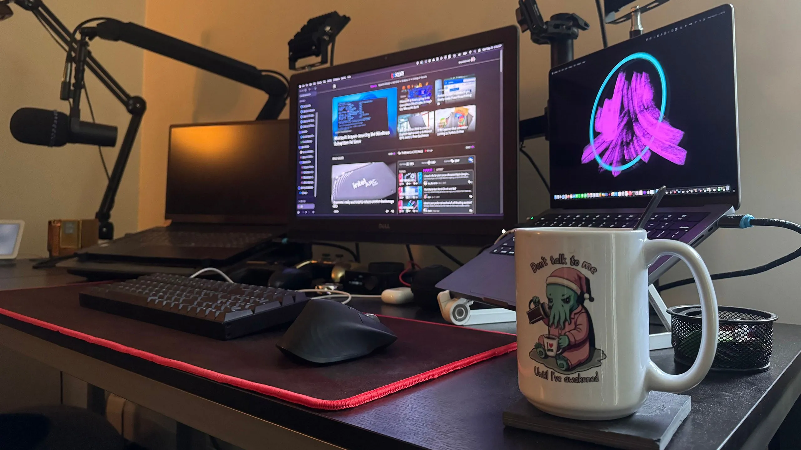 Work desk với trình duyệt Arc (tương tự Min) trên màn hình, minh họa trải nghiệm duyệt web tối giản